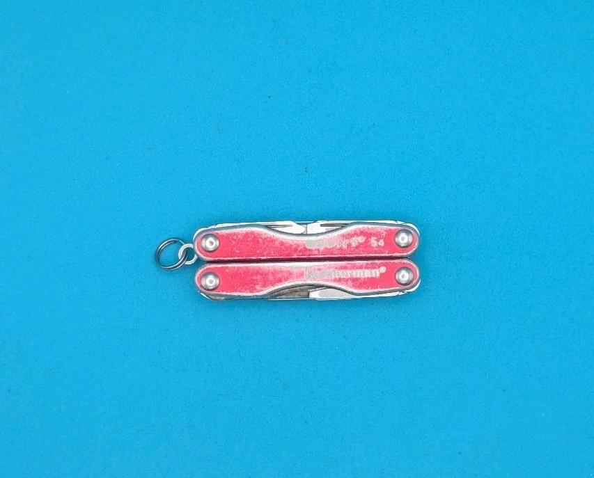 Leatherman Squirt S4 Multi-Tool, Key Ring, Retired, RED! USED/FAIR
