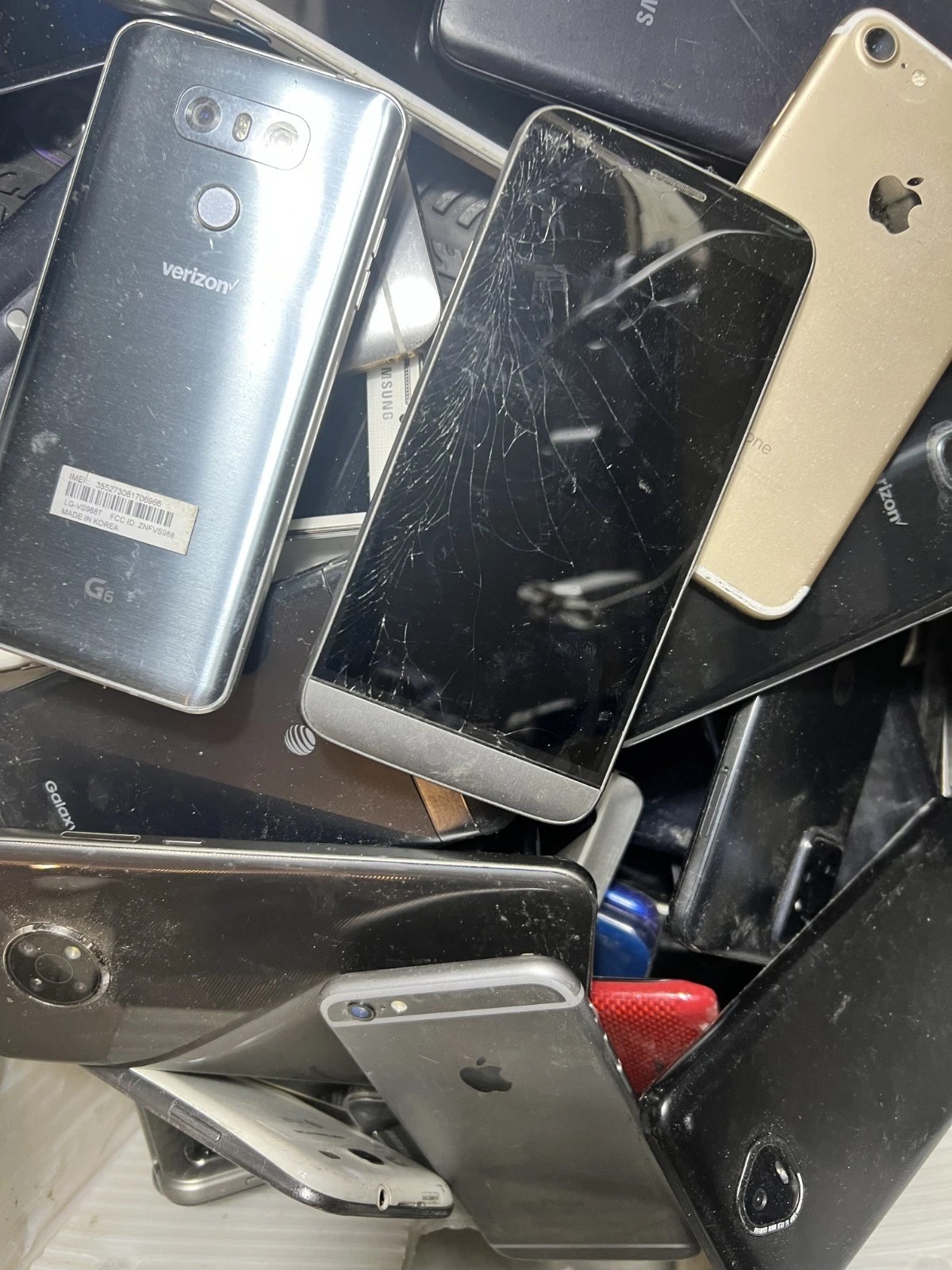 Lot of Assorted Smart Phones For Parts/Repair/Trade-In/Gold Recovery *AS-IS*  📖