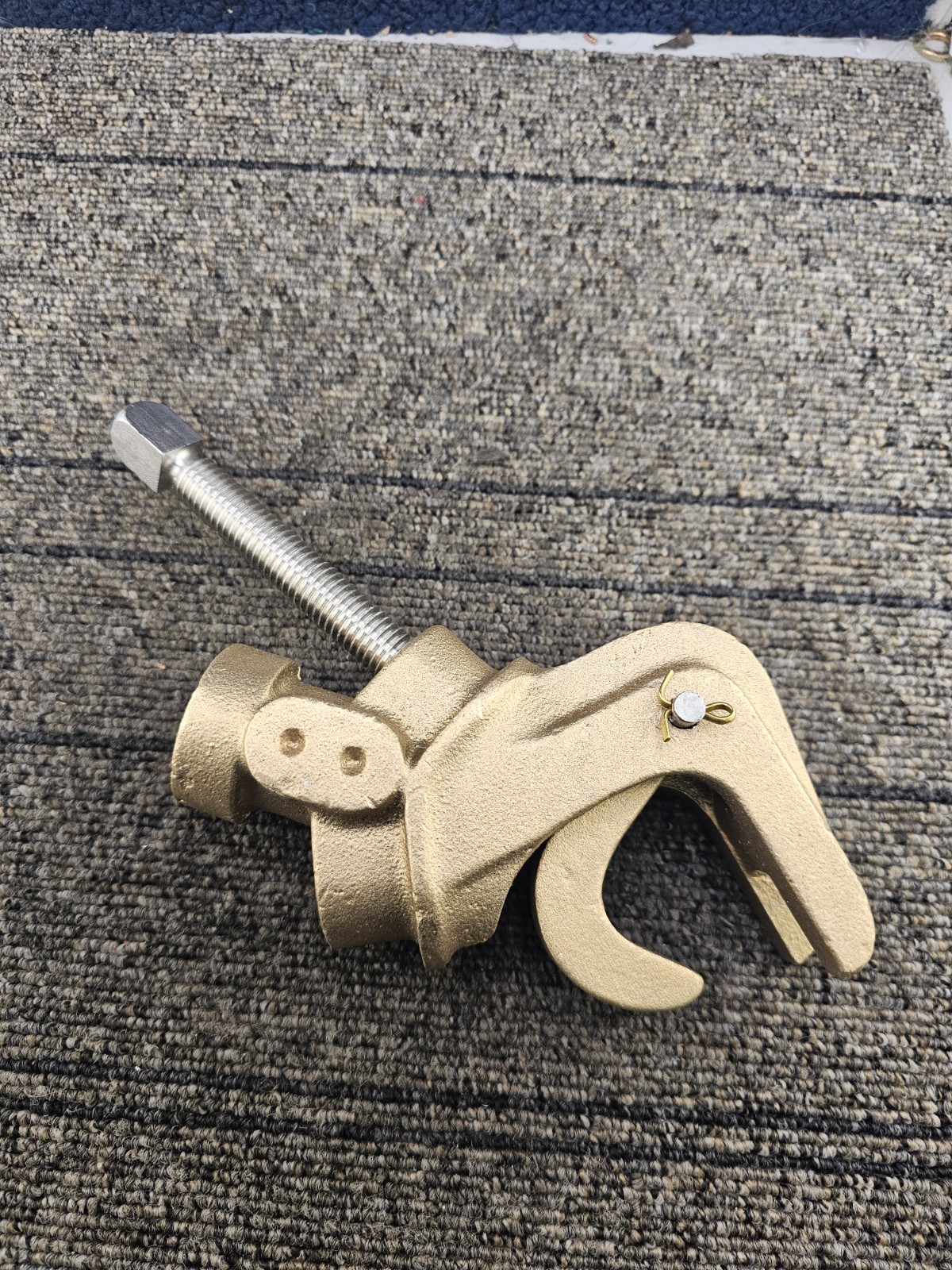 J-2147 C-Type Electrical Grounding Clamp with Threaded Screw For Tightening