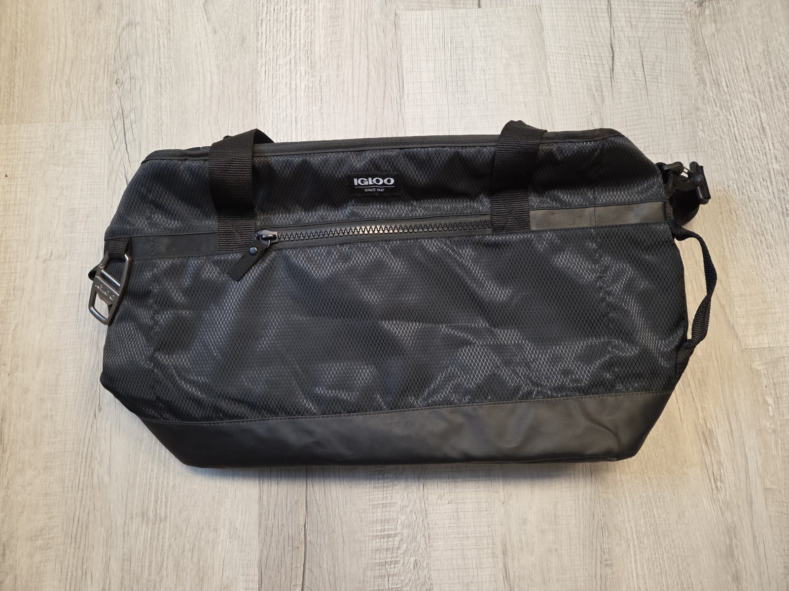 Igloo Maddox XL Cooler Tote Bag Holds 42 Cans Black Diamond Design Bottle Opener