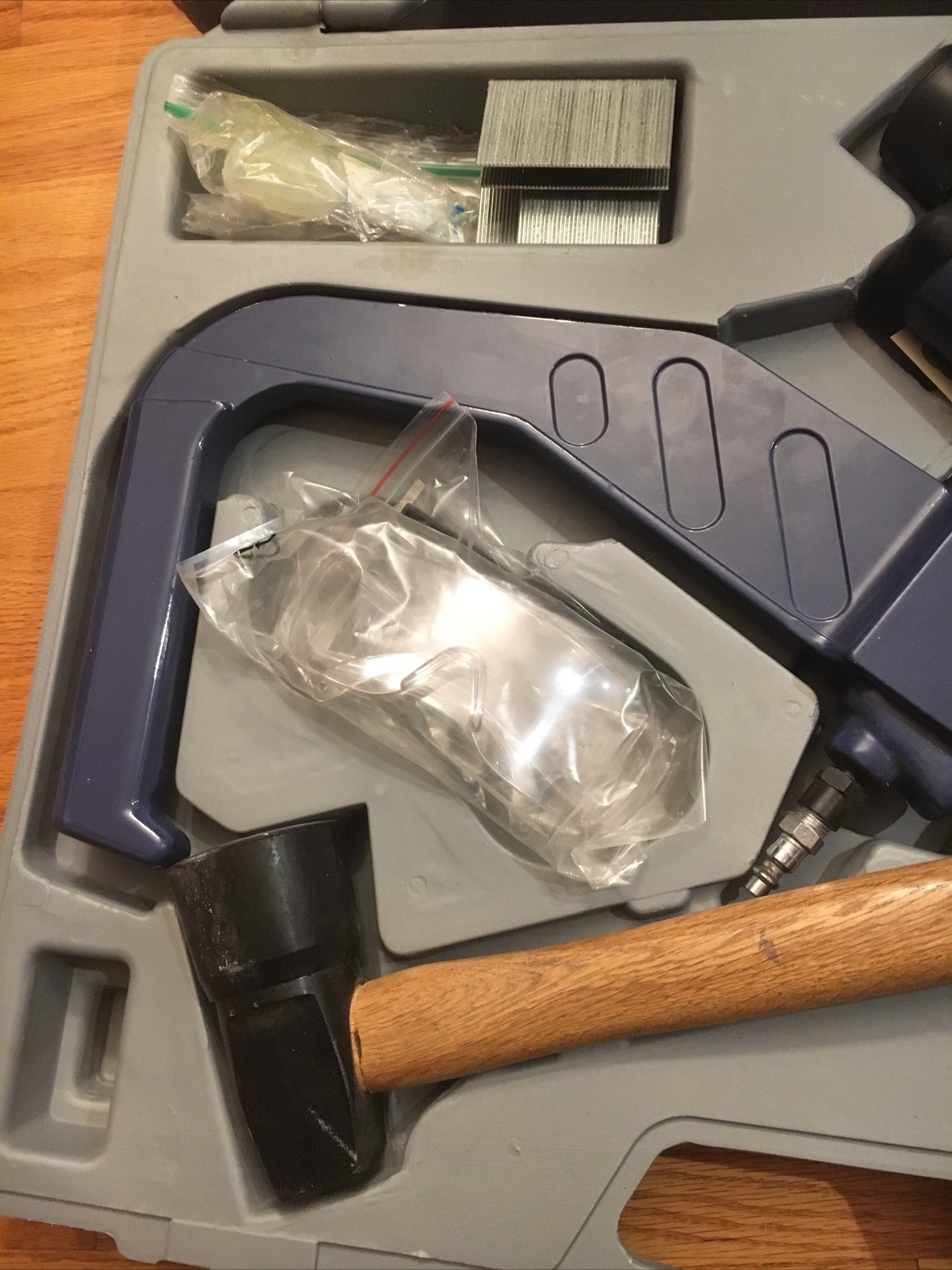 Central Pneumatic Contractor Series Stapler With Hammer And Case 90399