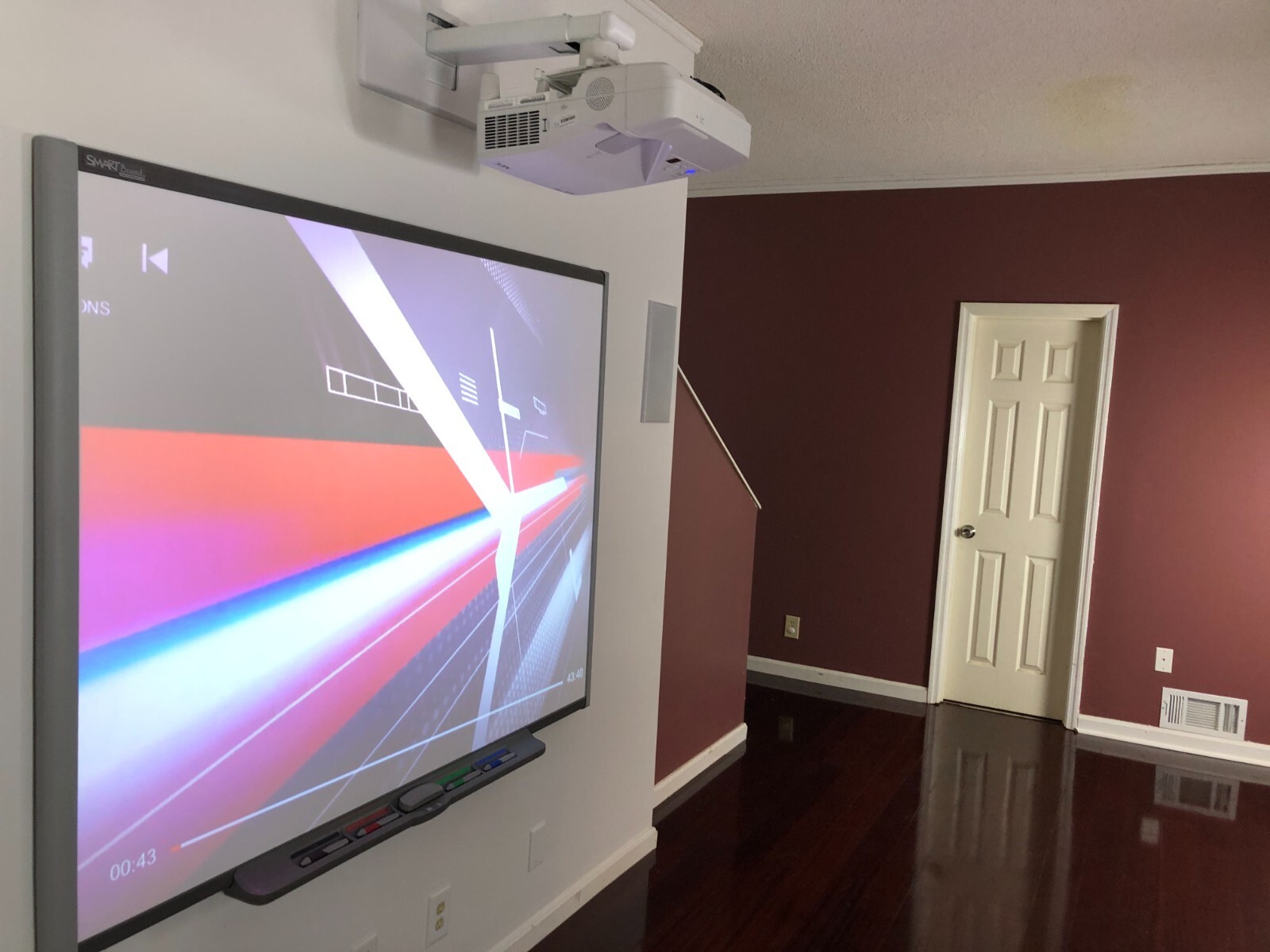 SMART Board SB680 77" Interactive Whiteboard In Excellent Condition With Pens