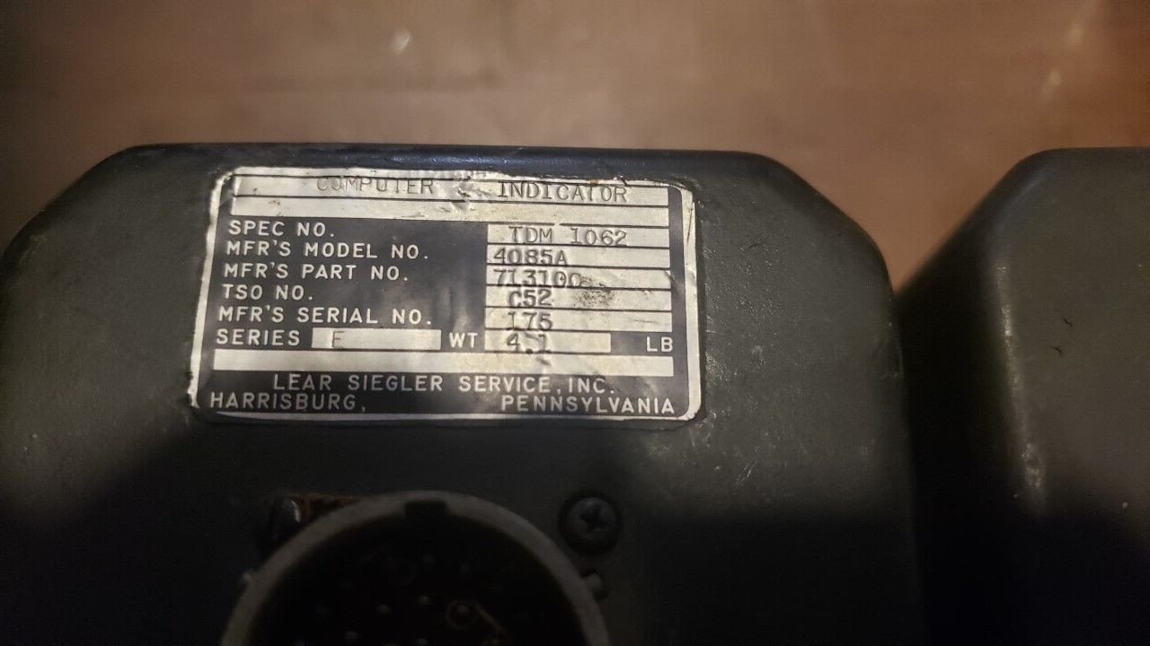 (2) LEAR SIEGLER COMPUTER INDICATOR 713100-01 4085A