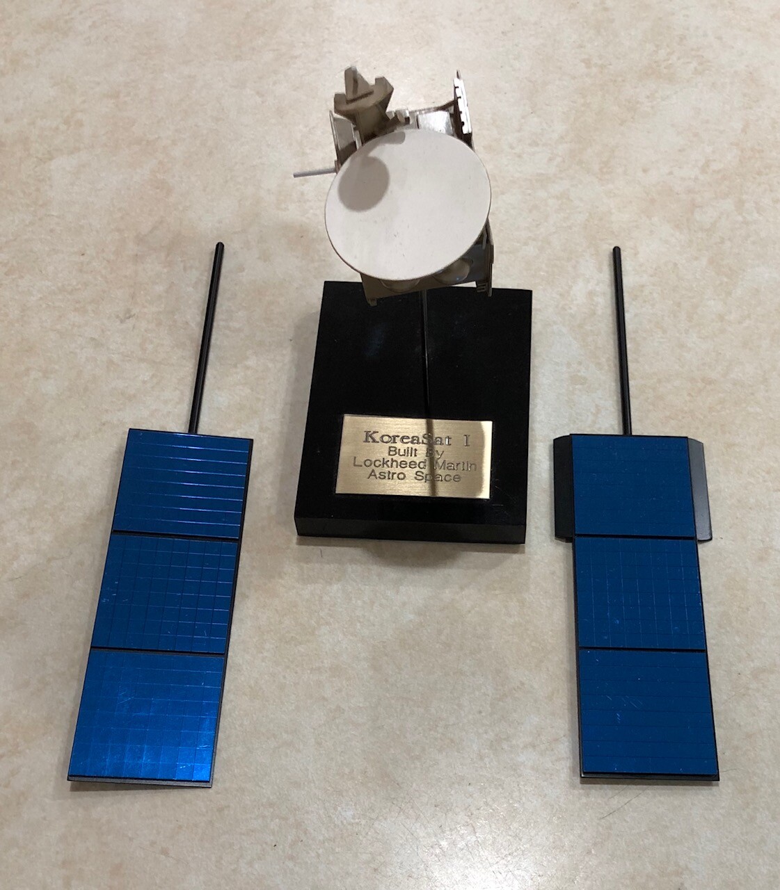 KoreaSat 1 SATELLITE LOCKHEED MARTIN ASTRO SPACE DESK MODEL UNCOMMON!