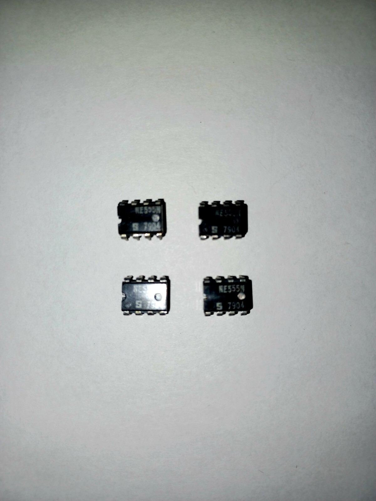 LOT of 4* (NOS) NE555N GENUINE SIGNETICS STANDARD TIMER 8-PIN DIP IC 1979