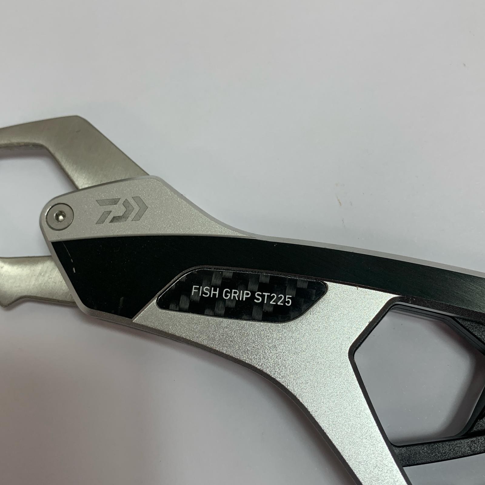 DAIWA fish grip ST225