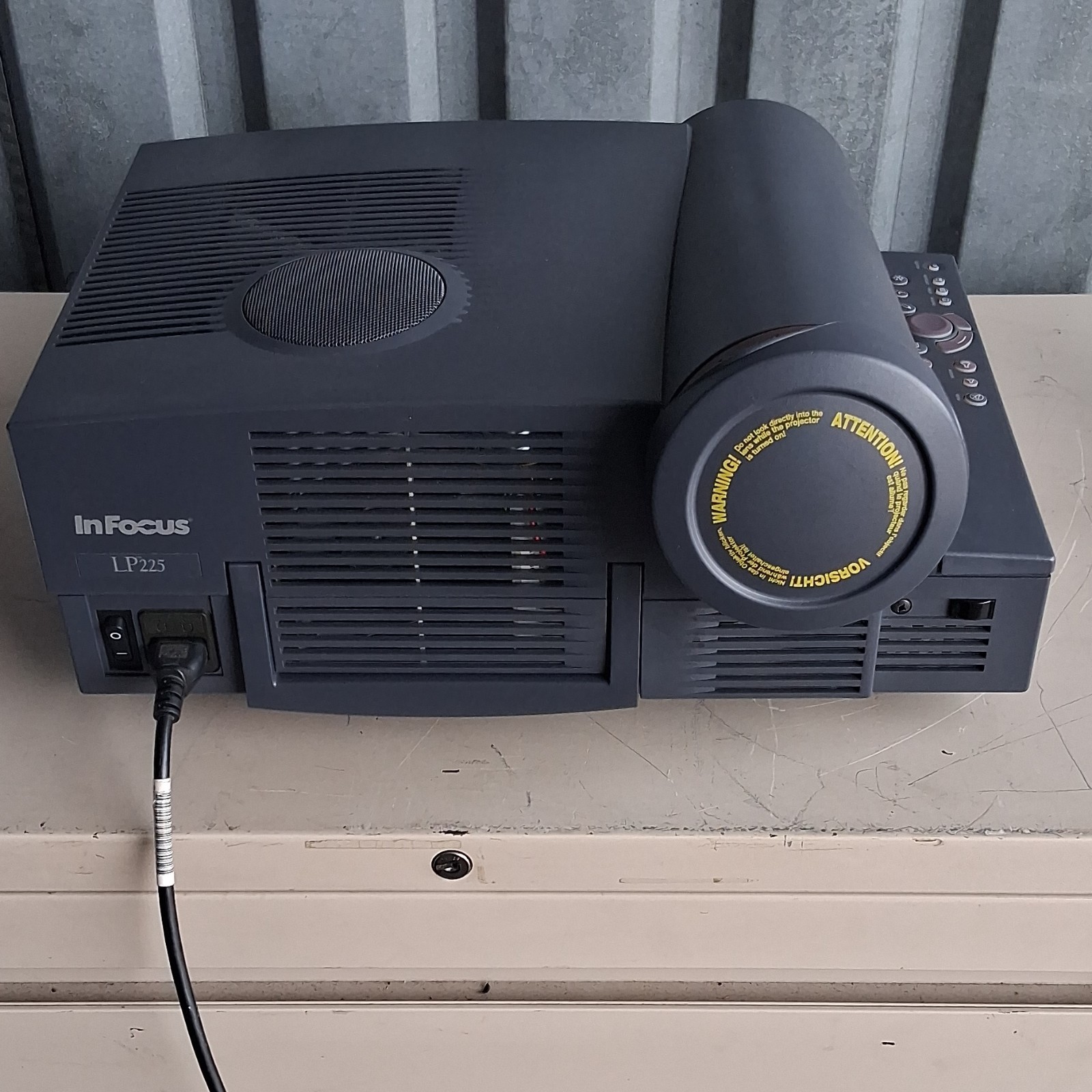 InFocus LP225 Desktop Projector VGA RCA Table Top Gray with Remote & Case.