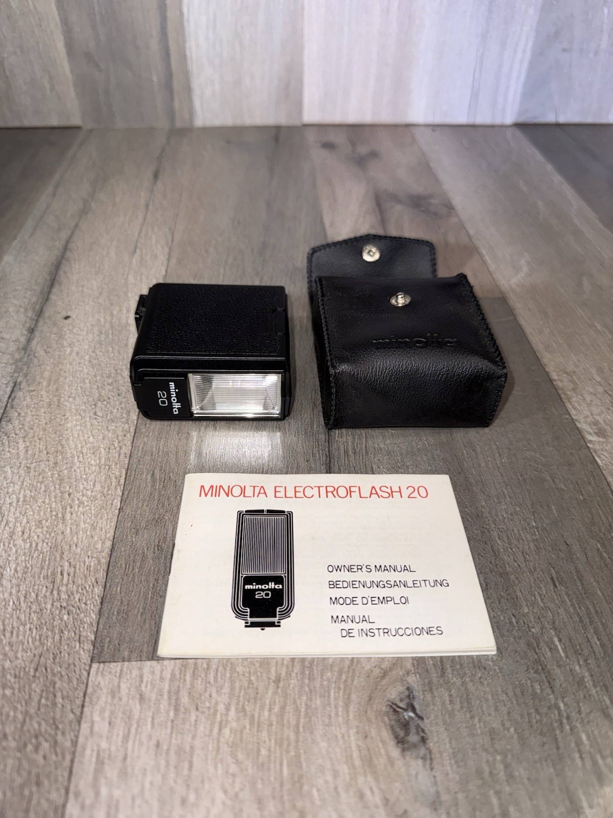Vintage Minolta Auto 20 Electronic Flash Unit Original Leatherette Case TESTED