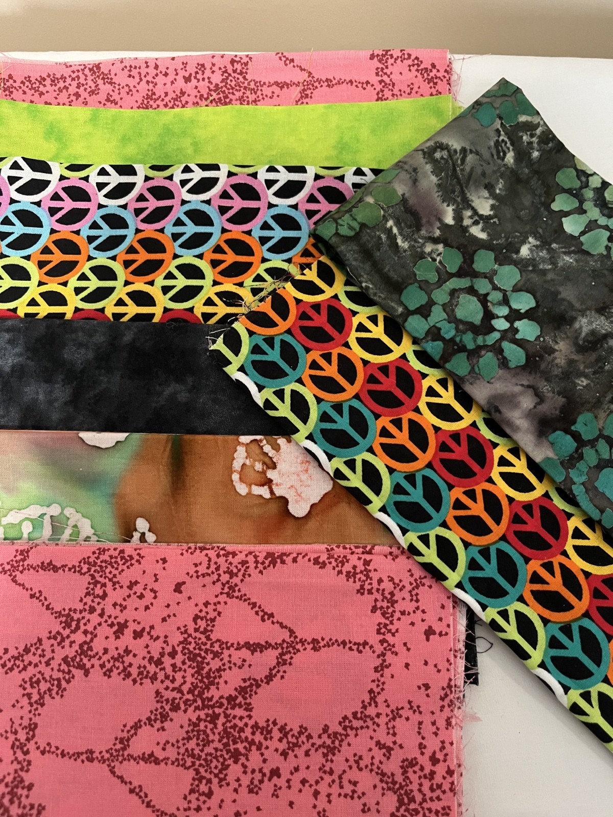 Pre-cut Fabric 6 Fat Quarters Peace Signs + 2 Bonus Remnants [kk]