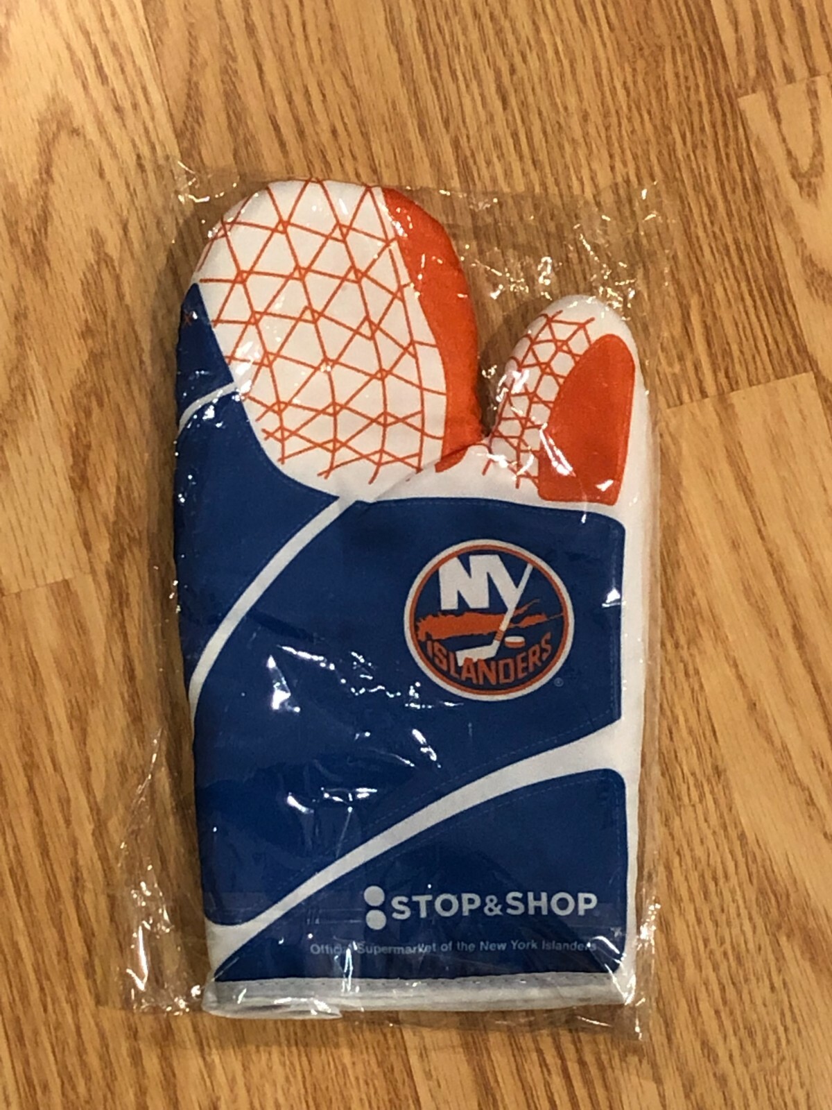 New York Islanders OVEN MITT (Pot Holder) USB Arean SGA Giveaway on 3/22/2022