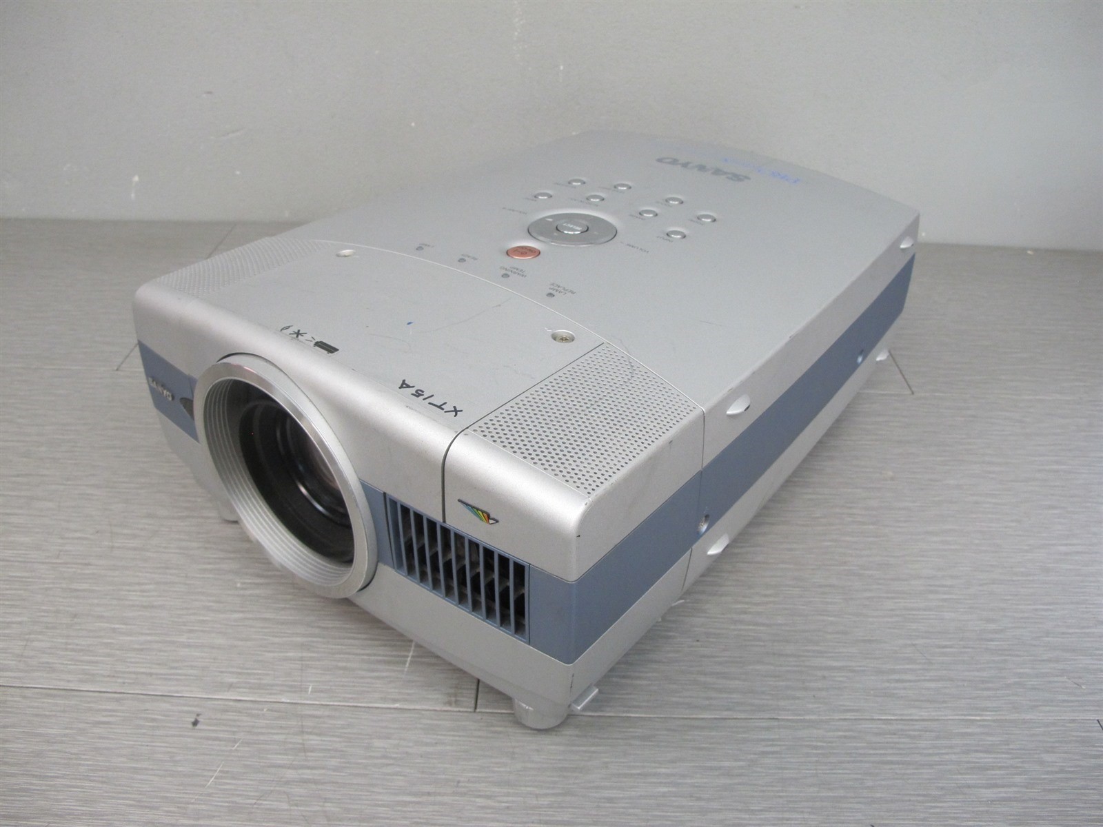 Sanyo PLC-XT15A PRO XtraX Multiverse Projector