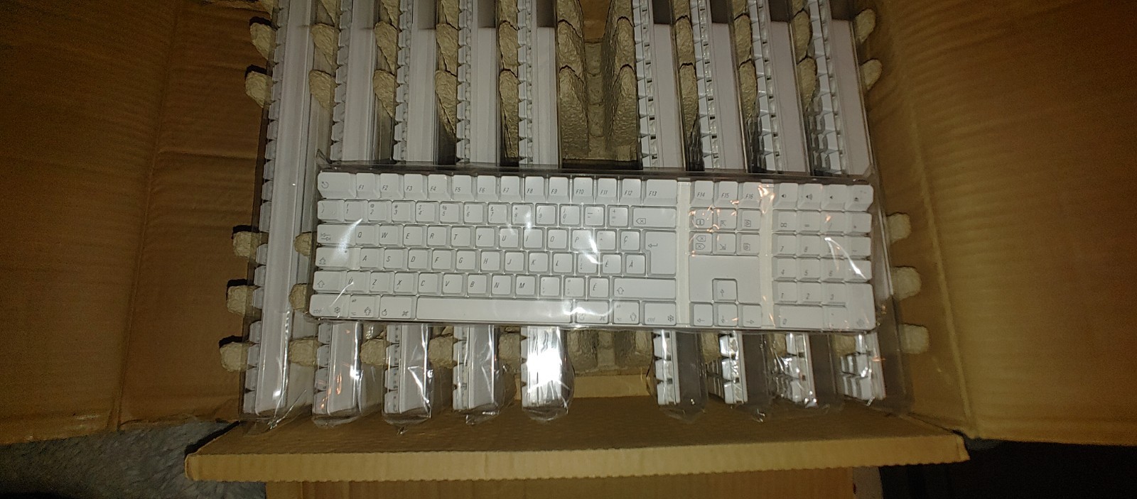 Brand New Apple Q6 Mechanical Keyboard White Keycap Set model #A1016