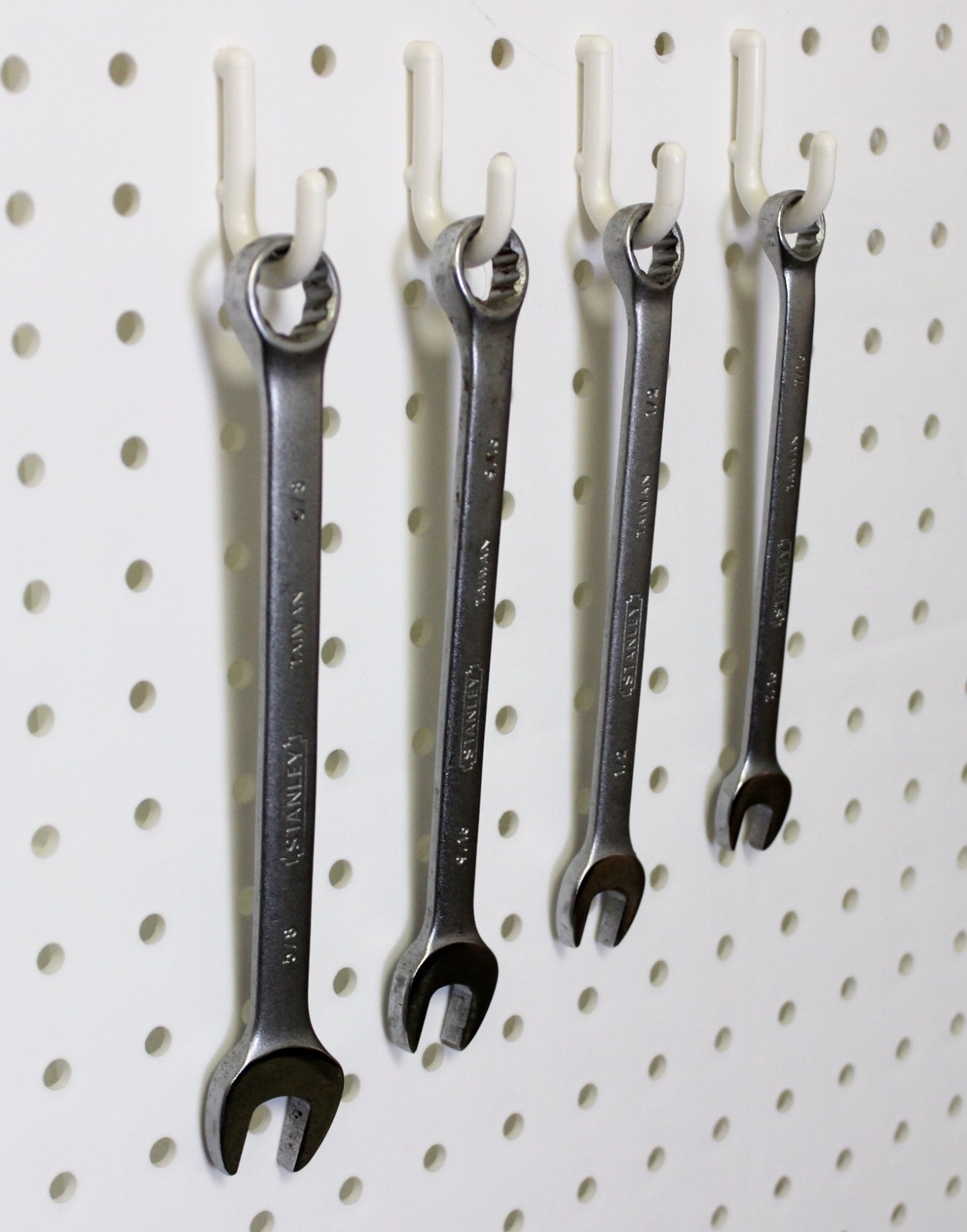 80 Assorted Locking White Peg Board Hooks fits 1/4" Pegboard