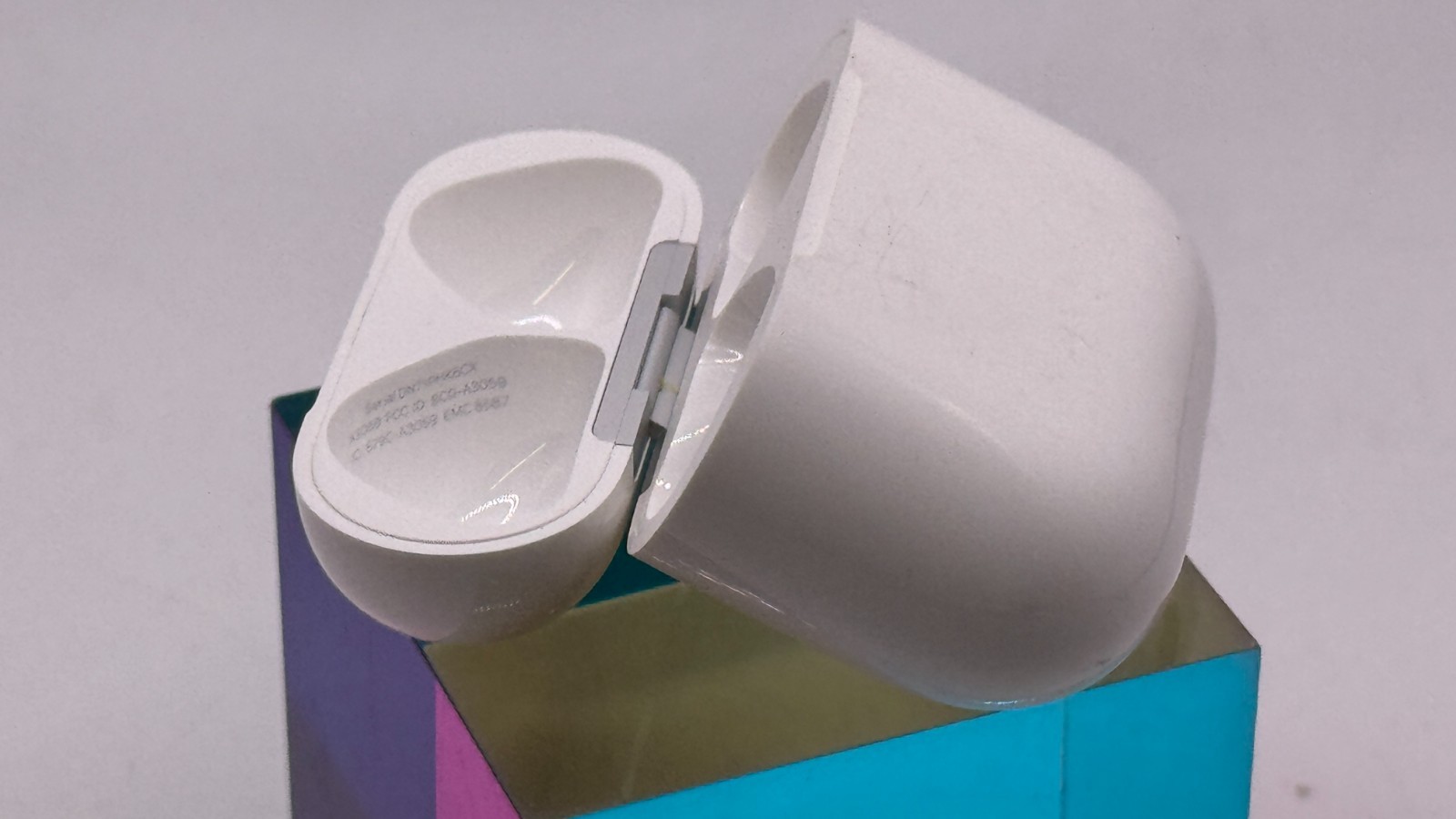 Apple AirPods 4th Generation - Replacement Charging Case A3059