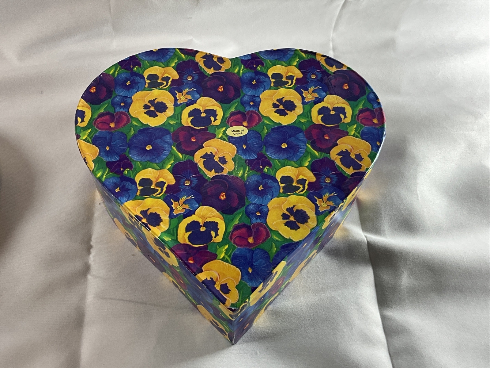 Heart Shaped Pansy Design Gift Box Keepsake’s