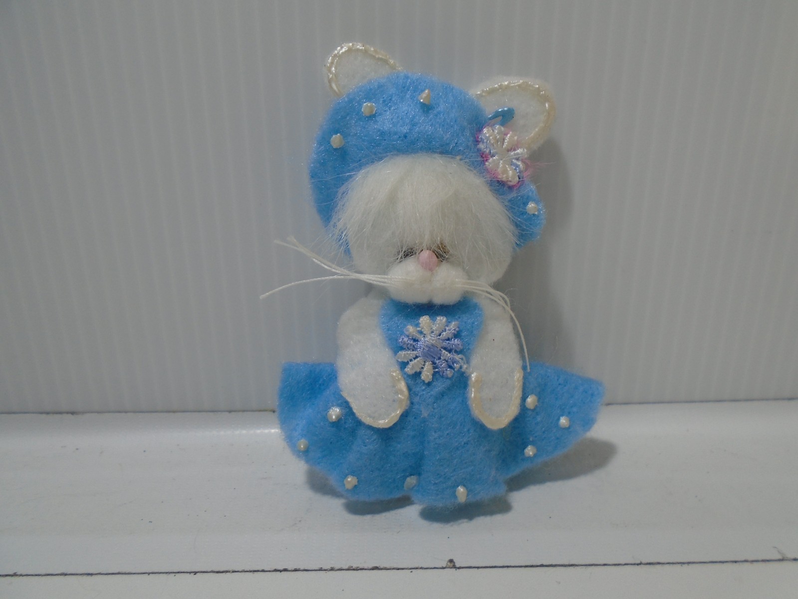 HANDMADE FELT WHITE BUNNY IN BLUEDRESS & HAT 3.5" LAPEL PIN UNBRANDED (CB3941)