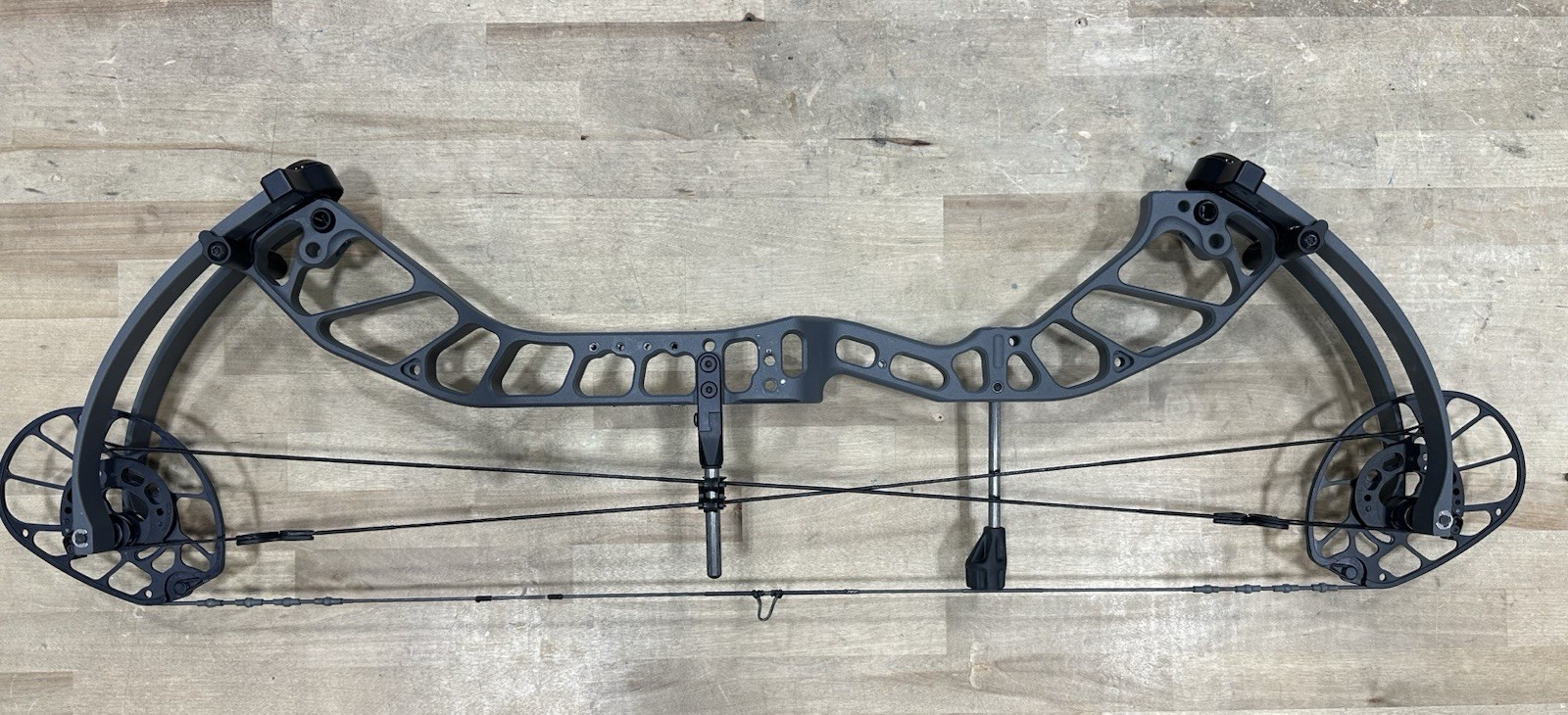 PSE Omen E2, RH, 27-31in DL, 60-70lb DW, Charcoal