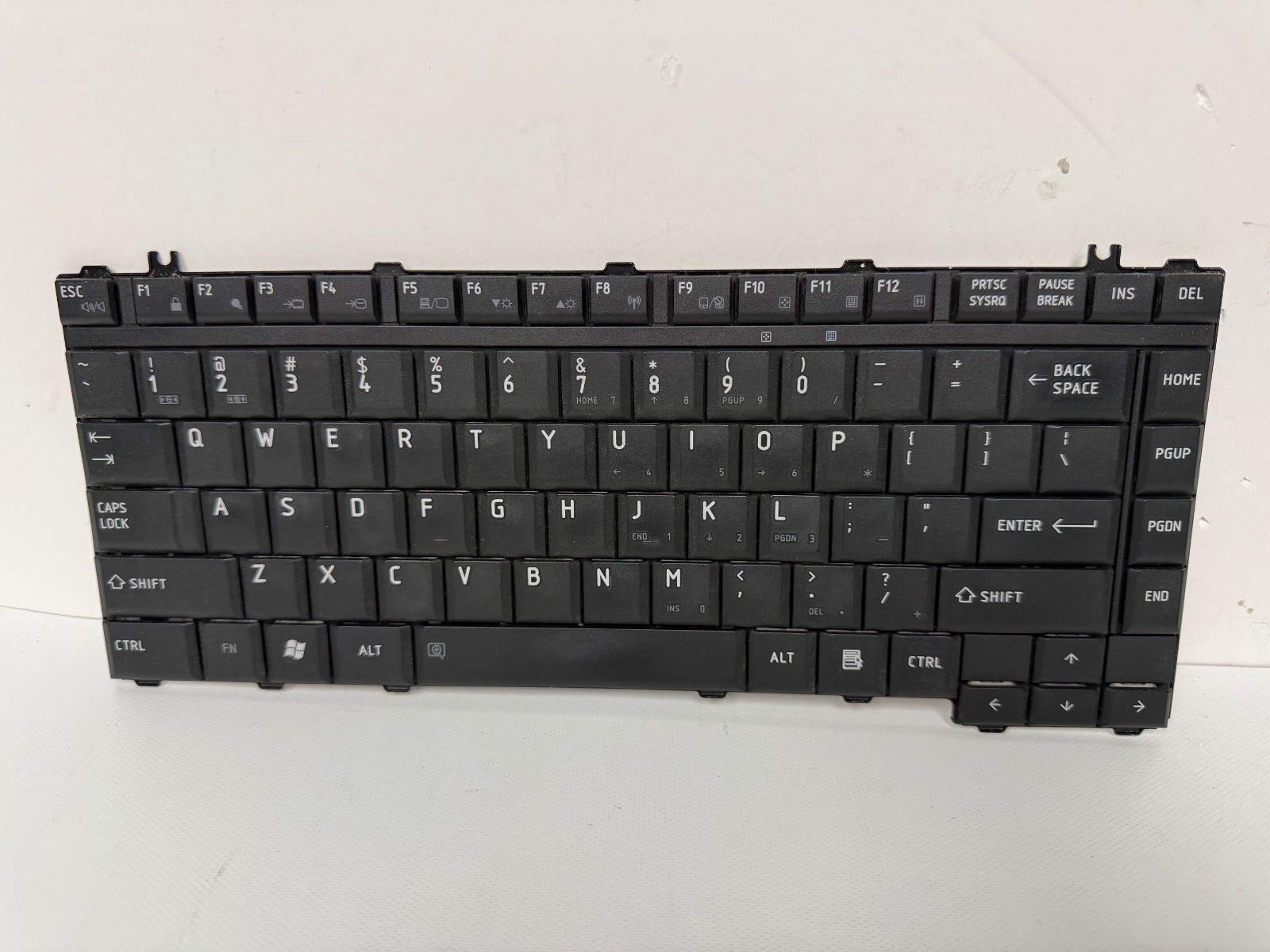 TOSHIBA V000120250 NSK-TAE01 KEYBOARD SATELLITE L305-S5919 W/WARRANTY