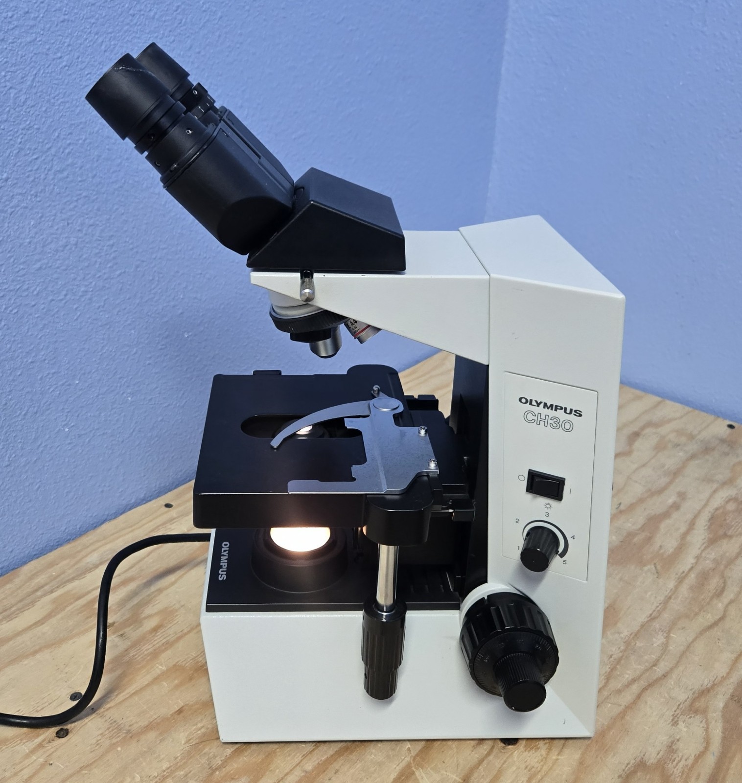 OLYMPUS CH30 CH30RF100 BINOCULAR MICROSCOPE W/OBJECTIVES  4 X 10X 40X  (INV01)