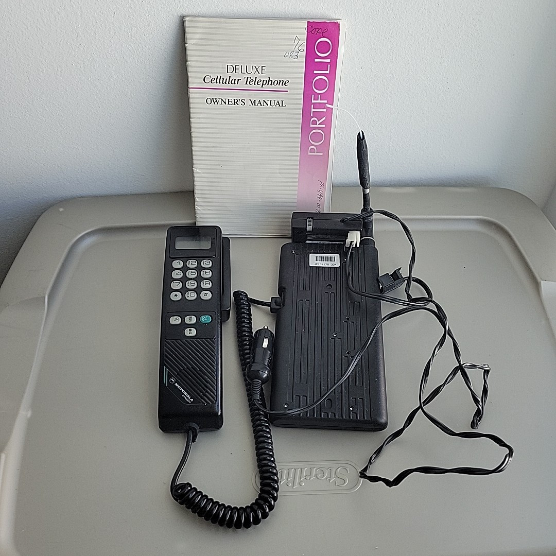 Motorola Dynasty Car Bag Cell Phone Carry Case 52112A Car adapter, Untested
