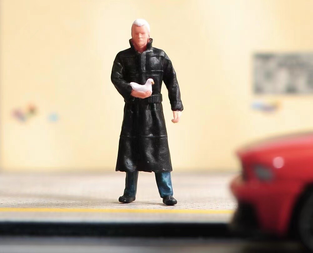 1:64 Painted Figure Model Miniature Resin Diorama Sand Black Coat White Hair Man