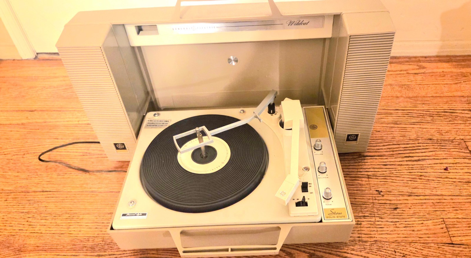 GE General Electric Portable Wildcat Vintage Record Player - It Works!