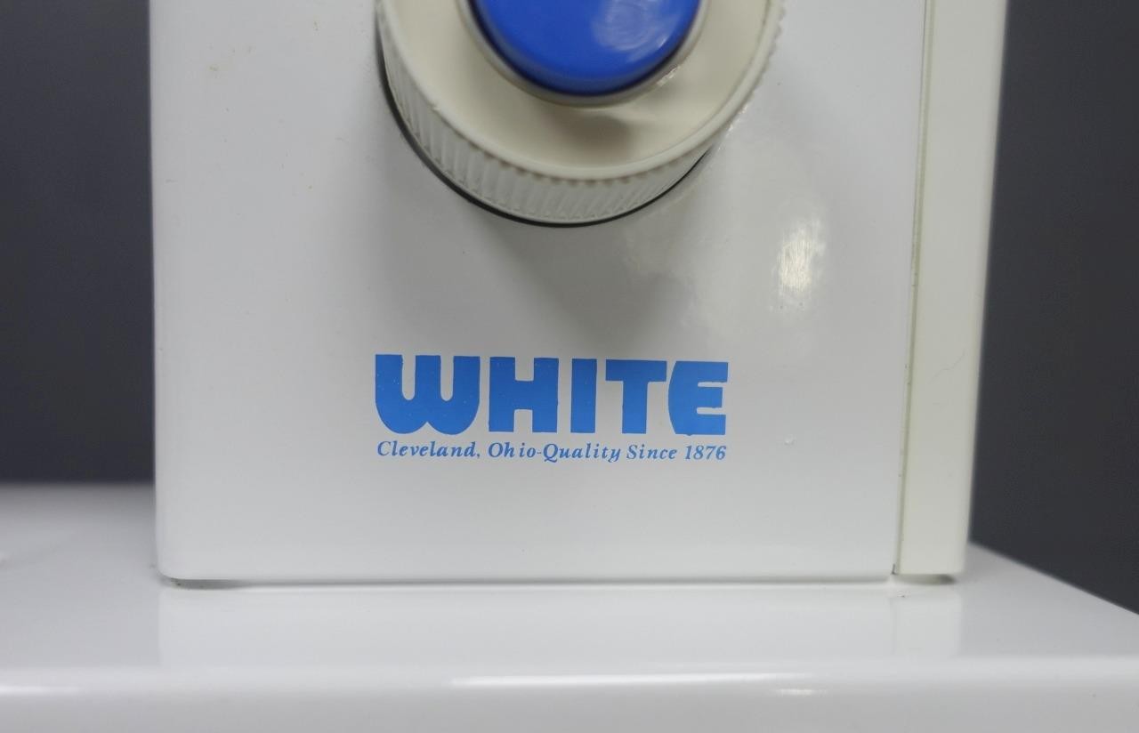 WHITE 1418 Sewing Machine 13-Stitch w/ Manual/Case Tested