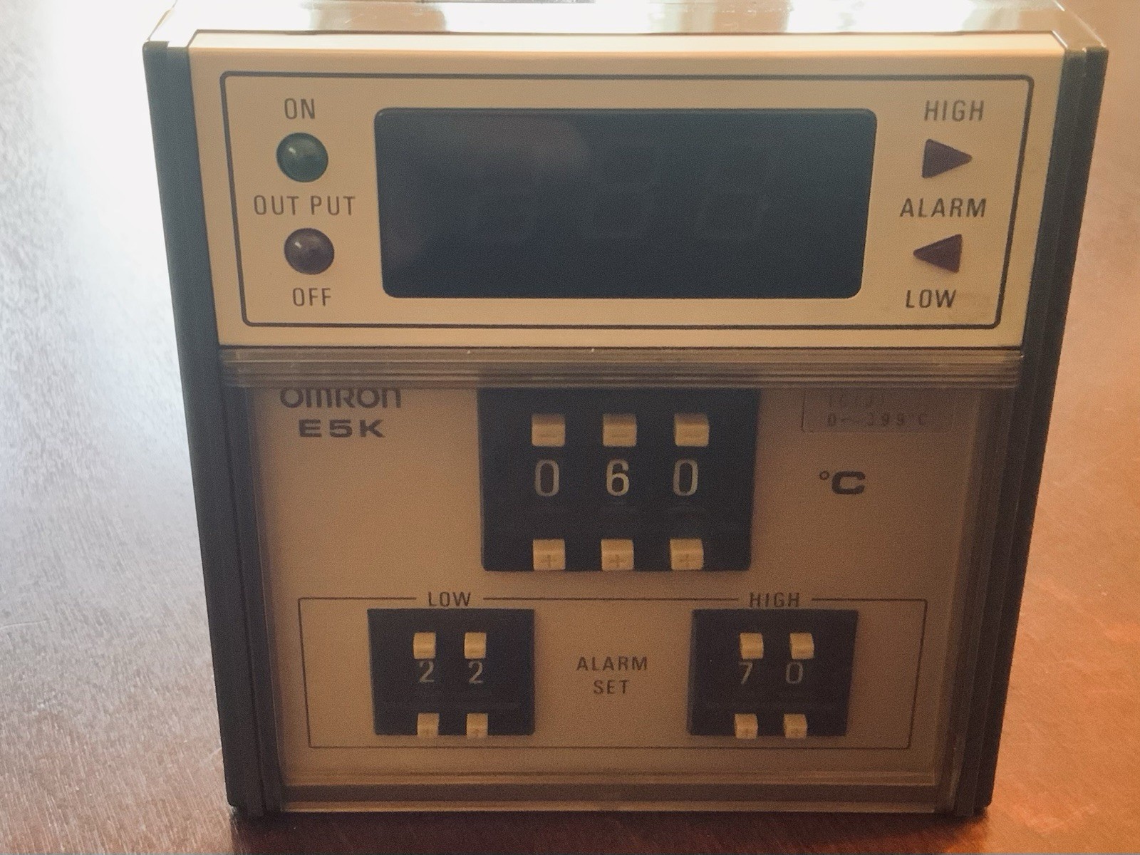 OMRON TEMPERATURE CONTROLLER, TYPE E5K-95IC-1  / OMRON