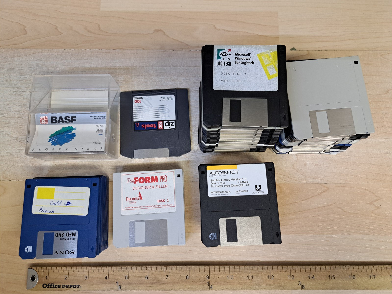 Huge Lot of Floppy Discs, Perform Pro,Autosketch, Turbo Pascal,Amish
