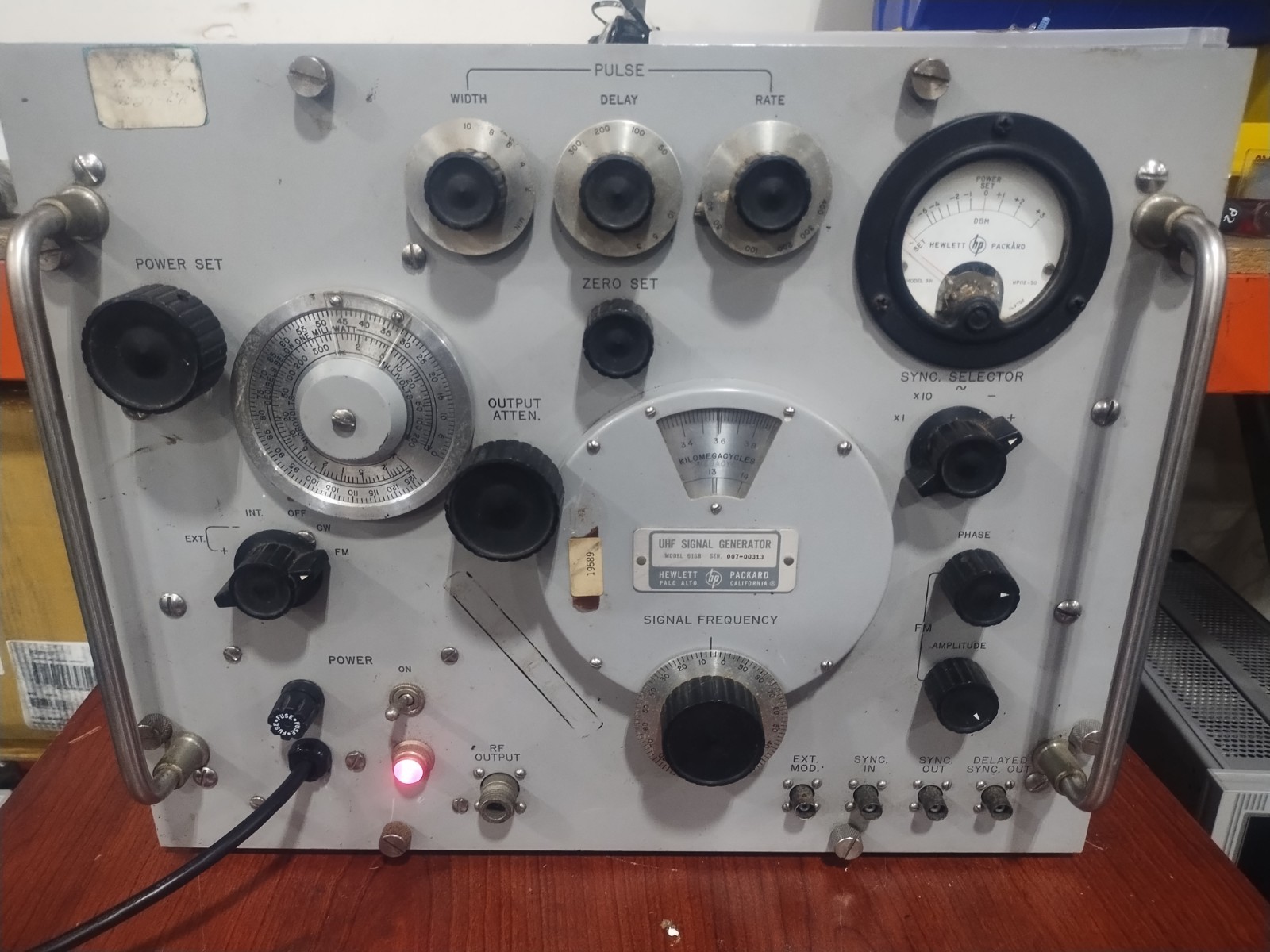HP/ AGILENT Vintage 616B UHF SIGNAL GENERATOR