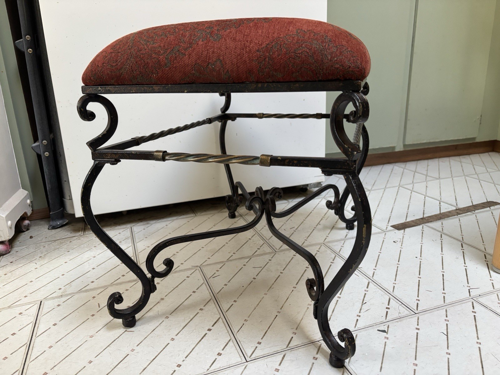 Vintage Bench/Stool Metal Base CBK Company 22W,15D,17.5H. Rustic Sturdy. ￼