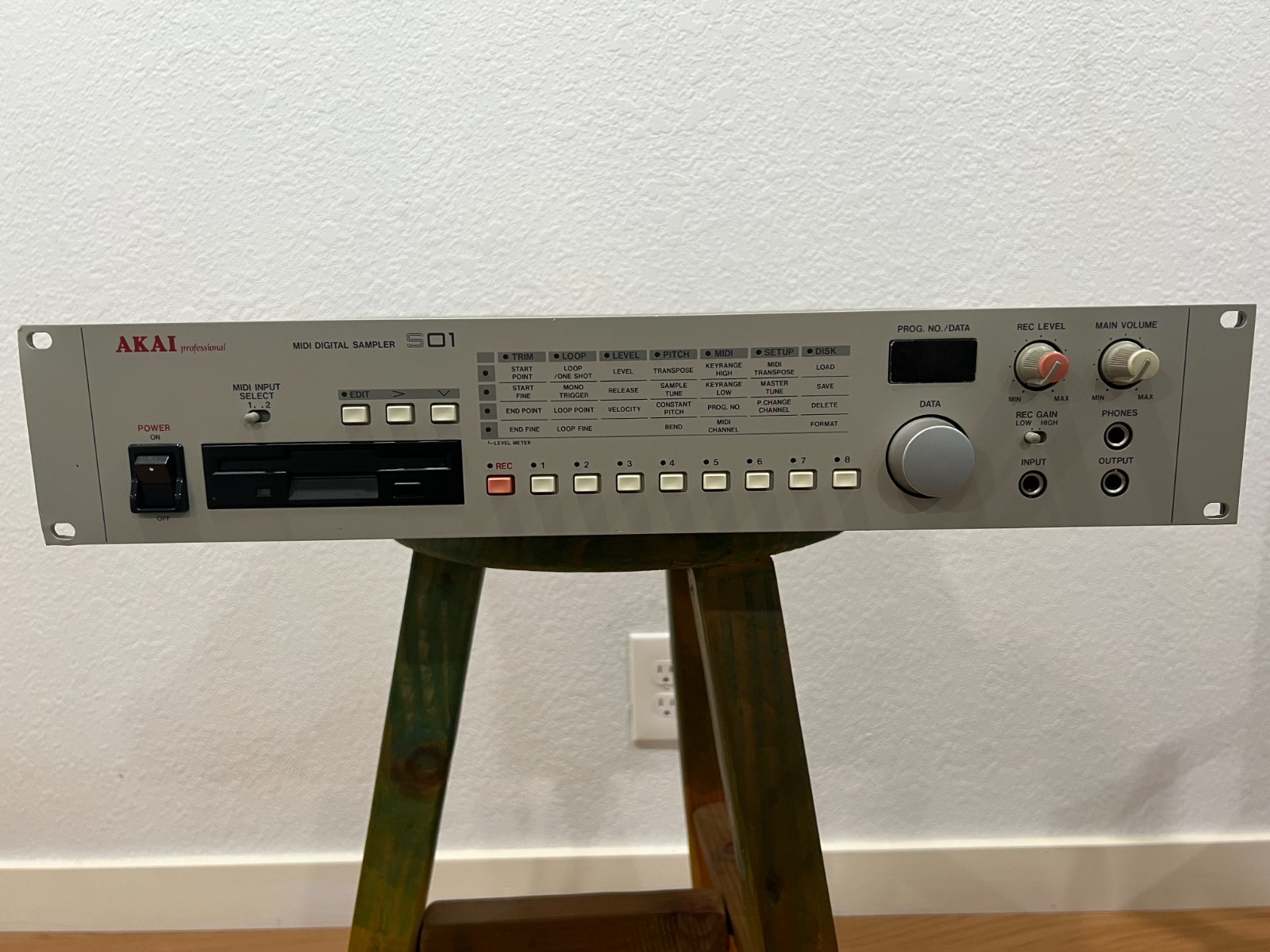 AKAI professional S01 Digital Sampler 16-Bit Rack Mount Vintage  8 Voice