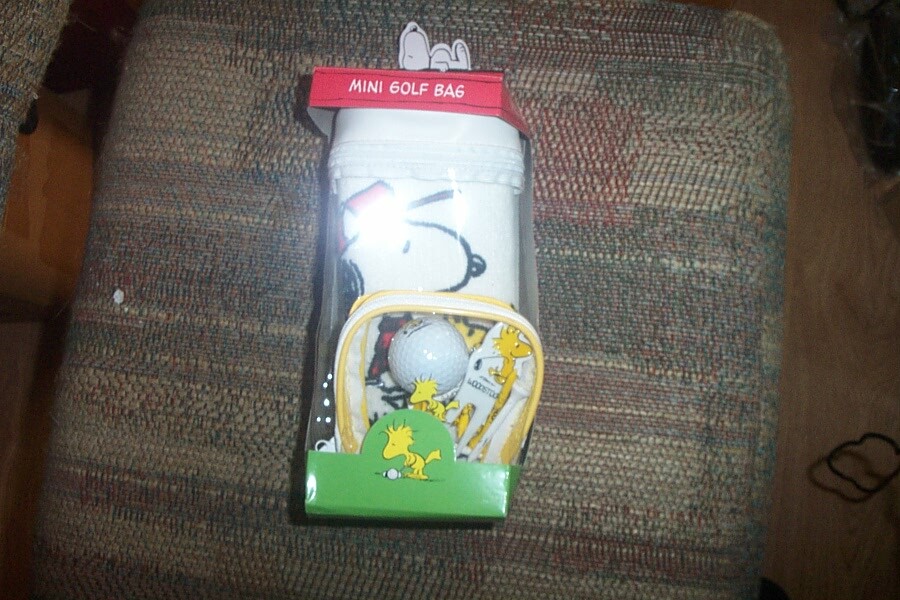 BRAND NEW Peanuts Snoopy / Woodstock mini golf bag  ball,tees,towel,divot tool