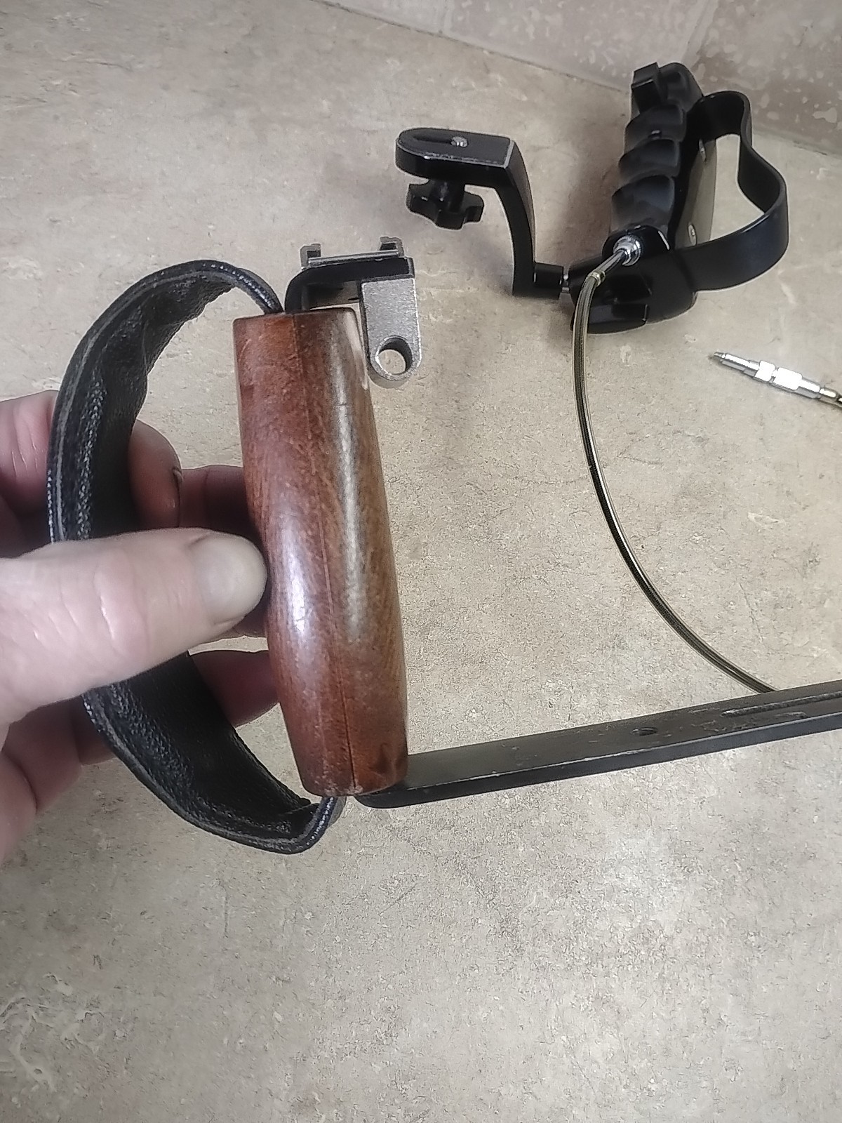 Minette Camera Hand Grip with Cable Shutter Release + King Grip Read