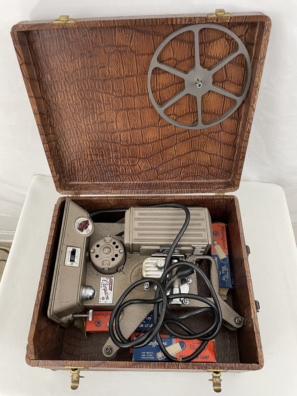 Keystone Croydon R-8 Ser. No LY 16 33 8mm Film Projector Tested w Manual Case