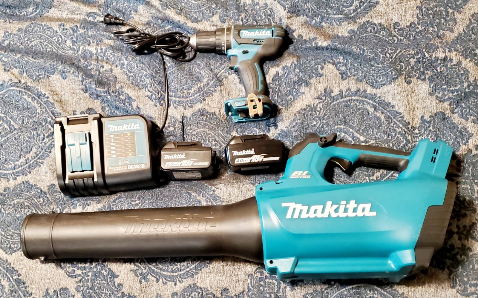 Makita 18V LXT Combo Kit Blower Hammer Drill  2 Batteries And Charger