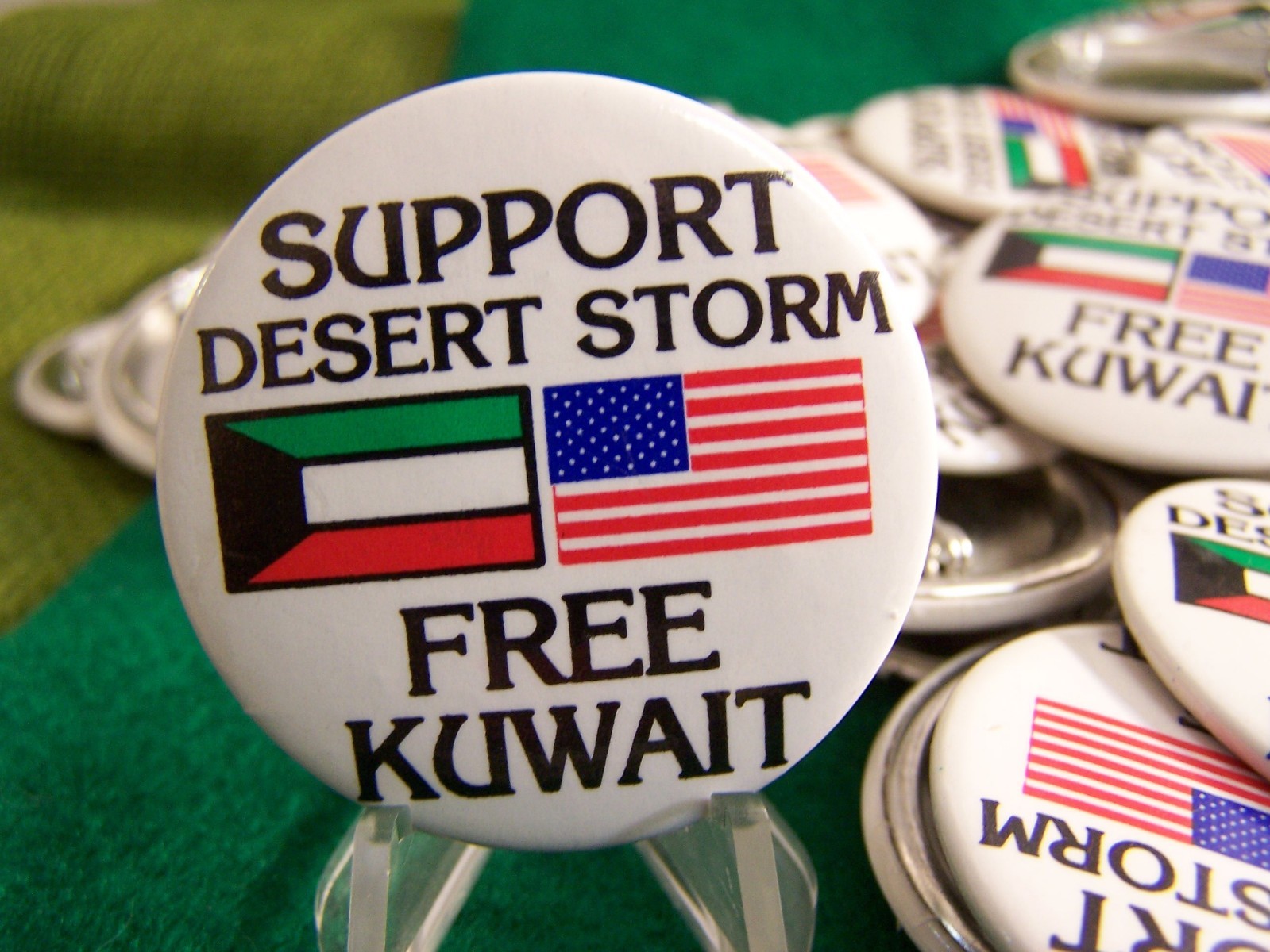 "Free Kuwait, Support Desert Storm" cello pin-back button, 1991.