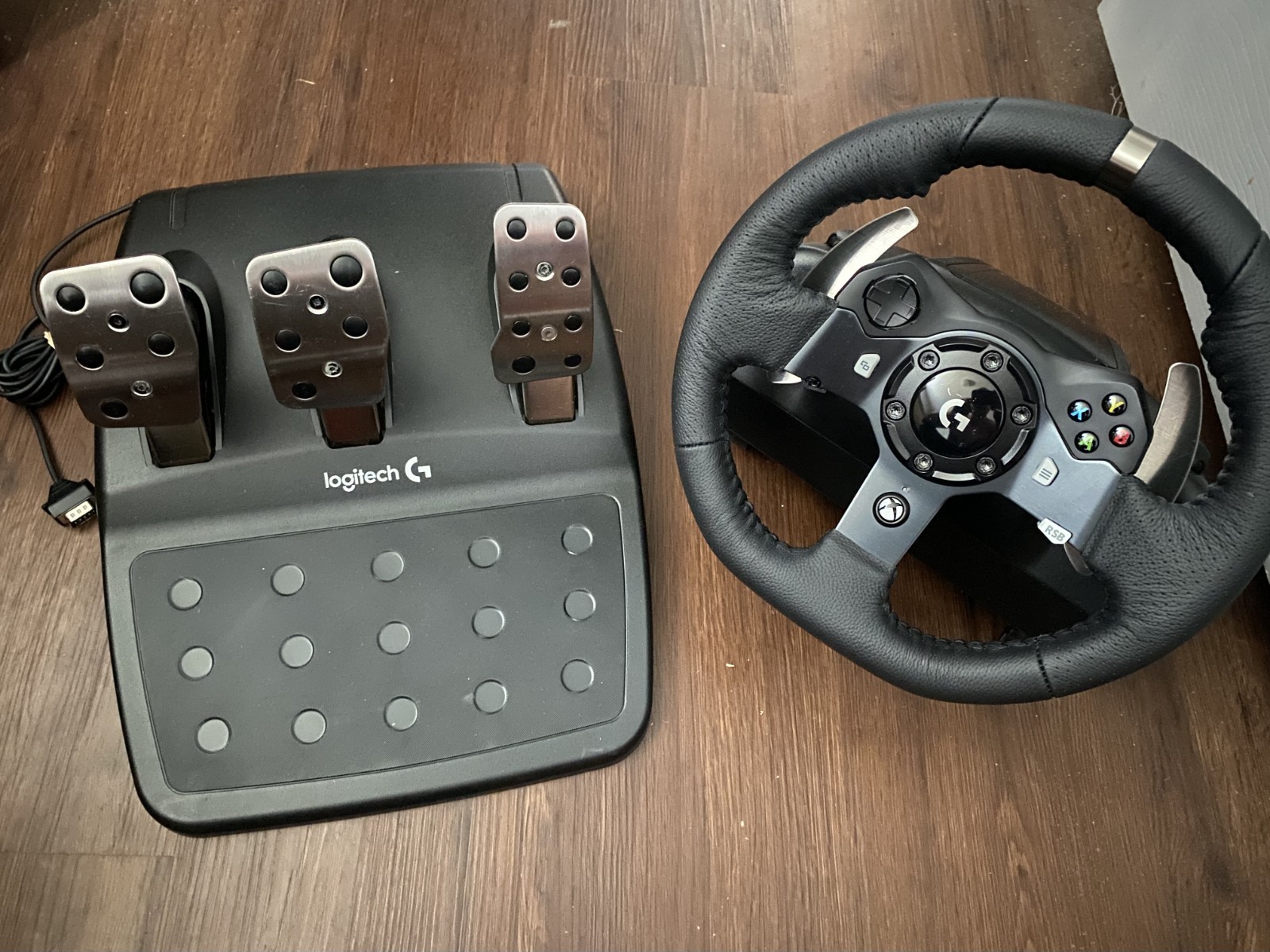 Logitech G920 Driving Force Racing Wheel for Xbox One and PC