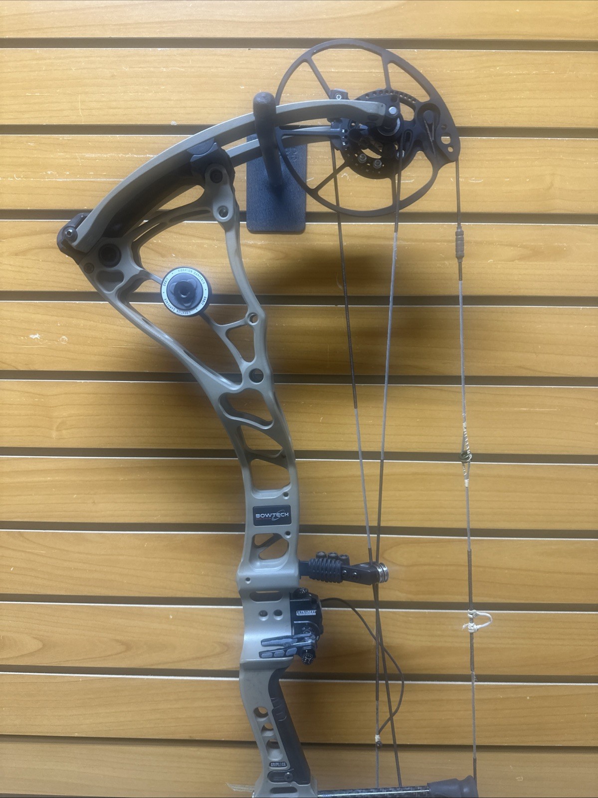Bowtech Core SS Compound Bow - RH - 70# Max - Integrated MX2 Rest