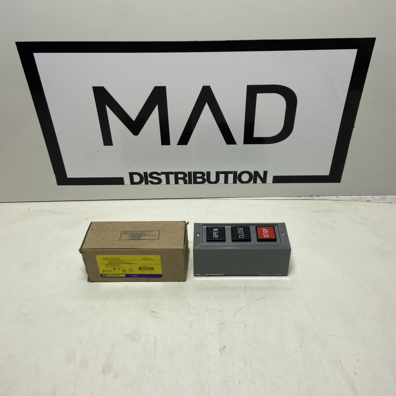 SQUARE D 9001BG303 ControlStation, Feed-Thru, 3 Buttons, Blk/Rd, NEW