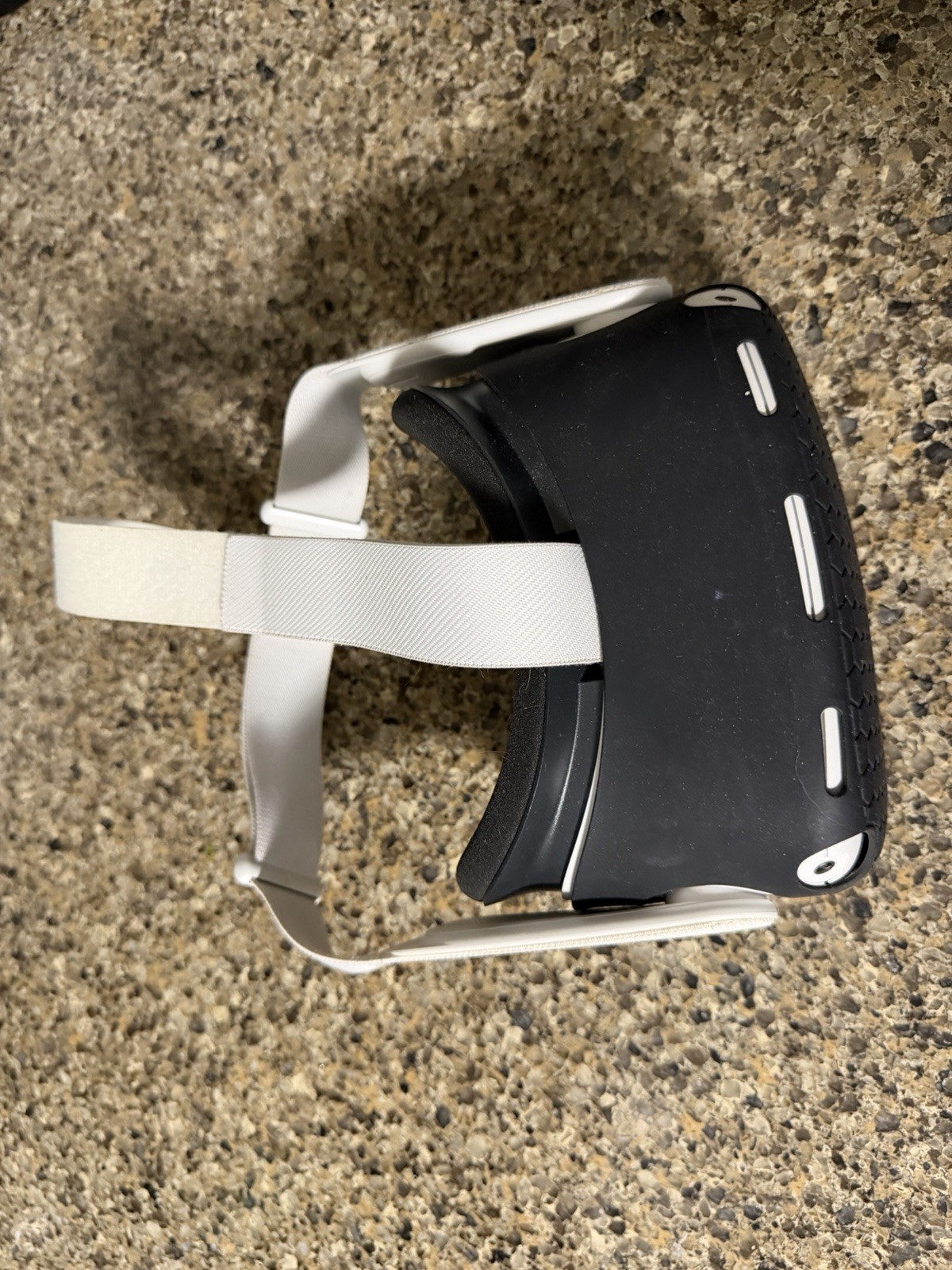 Meta Quest 2 Headset - Works (needs One Camera Replacement)