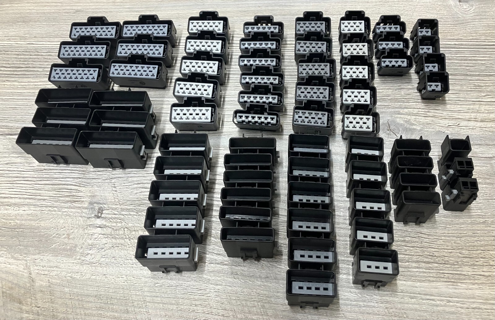 Lot of 69 New Genuine DELPHI Automotive Electrical Connectors
