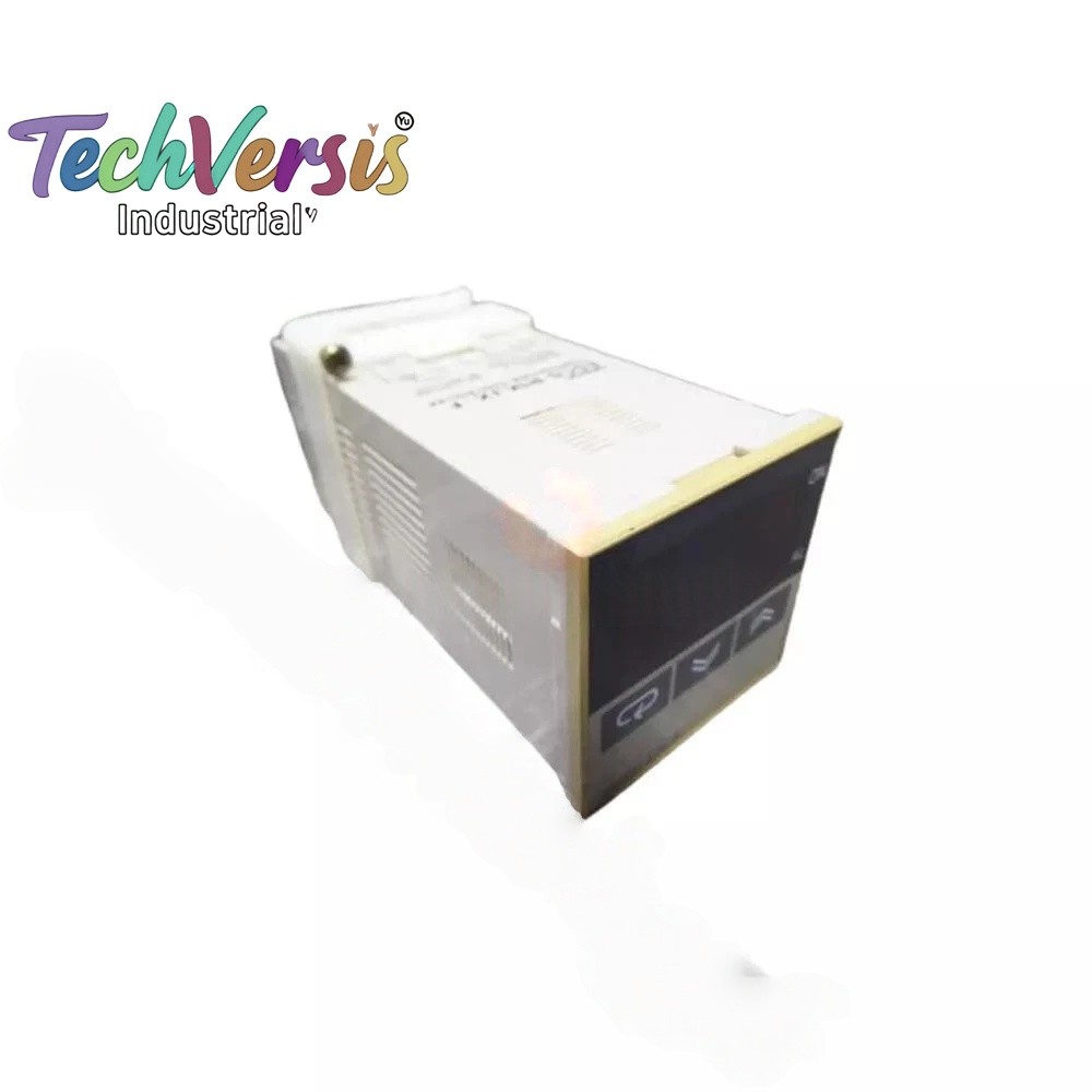 New In Box OMRON E5CS-R1KJX-F Temperature Controller FREE