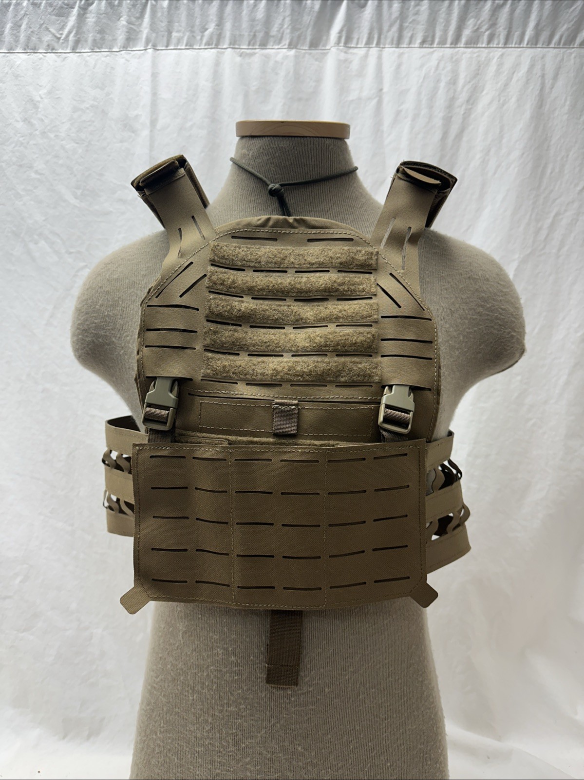 London Bridge Trading LBT-6094G3-M Medium Coyote Brown Plate Carrier Vest