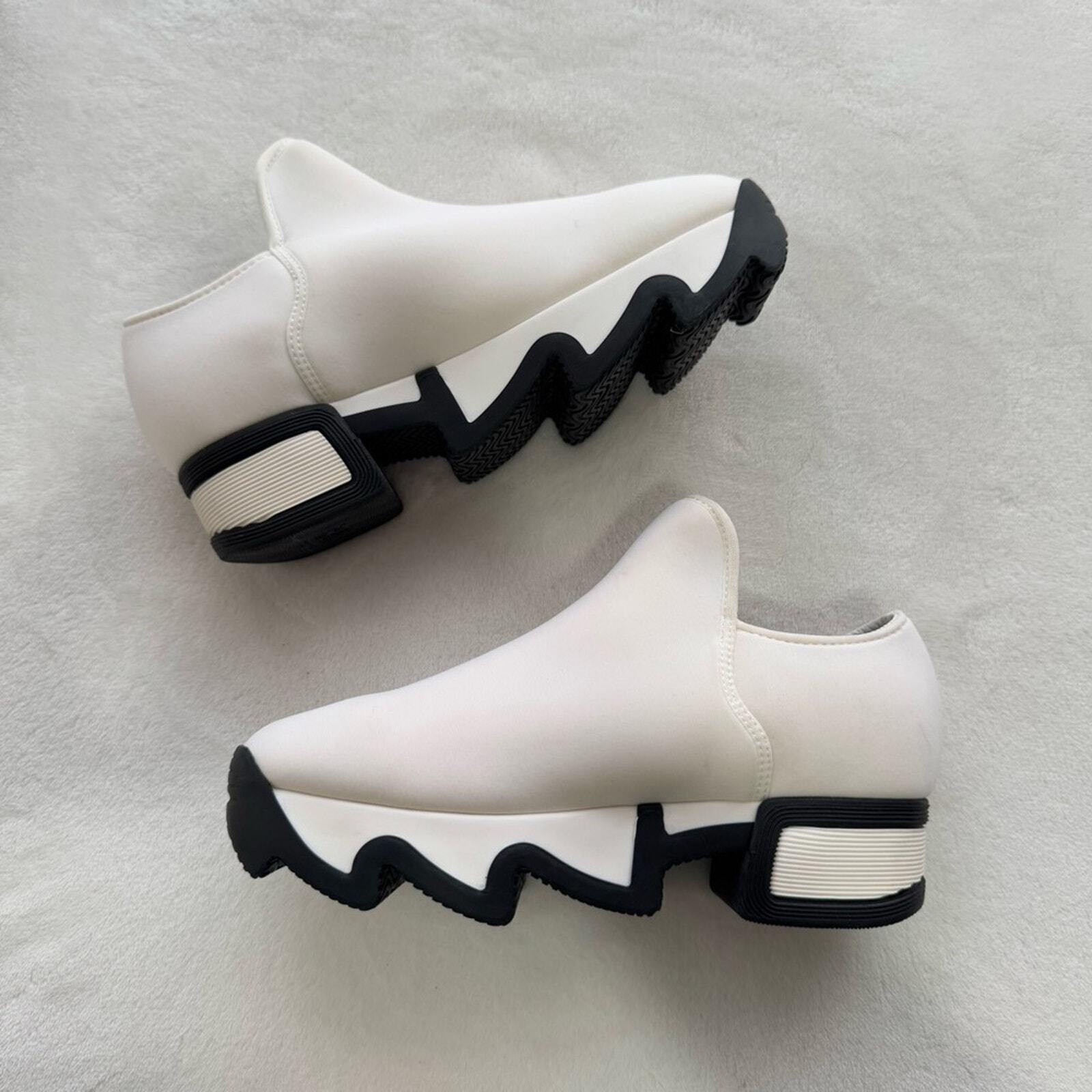 iRi Wes White Outline Low Top Sneakers Sample Sale Item Black White NWOT Women 7