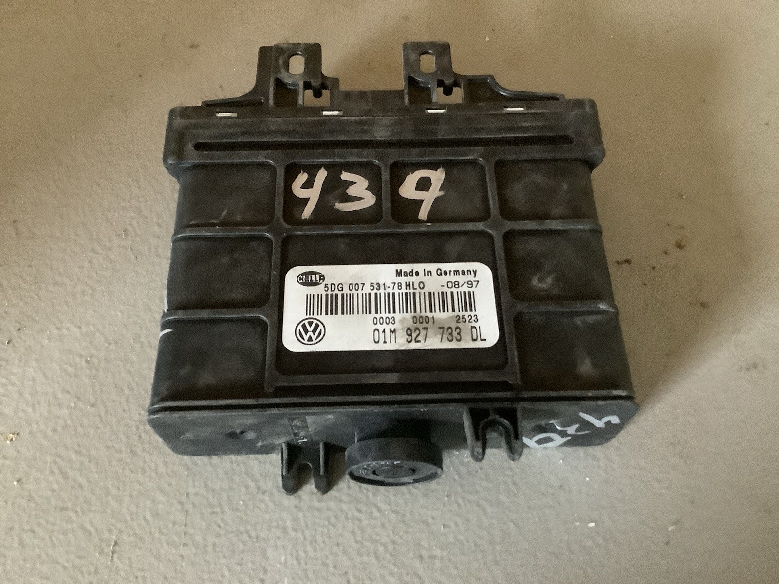 VW Volkswagen Jetta 01M 927 733 DL Transmission Control Module ((R1-439))
