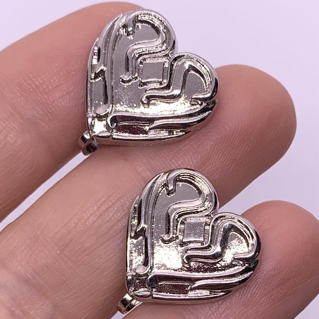 VTG SILVER RETRO HEART ACRYLIC EARRINGS CLIP-ON