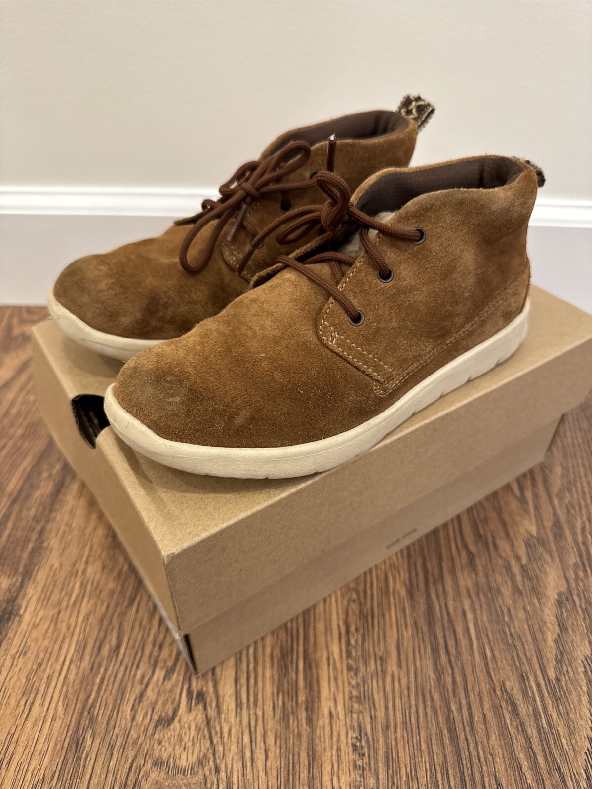 UGG K Canoe Suede Kids Boots - size 2 - VG Condition