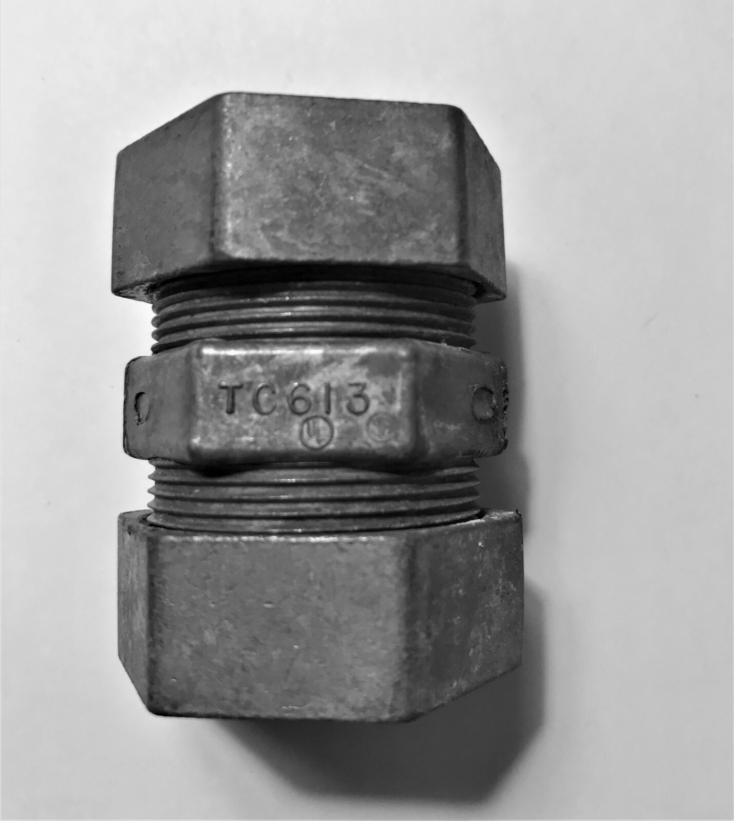 CONNECTOR   1"  DIE CAST E.M.T. COUPLINGS, COMPRESSION TYPE, CONCRETE TIGHT 