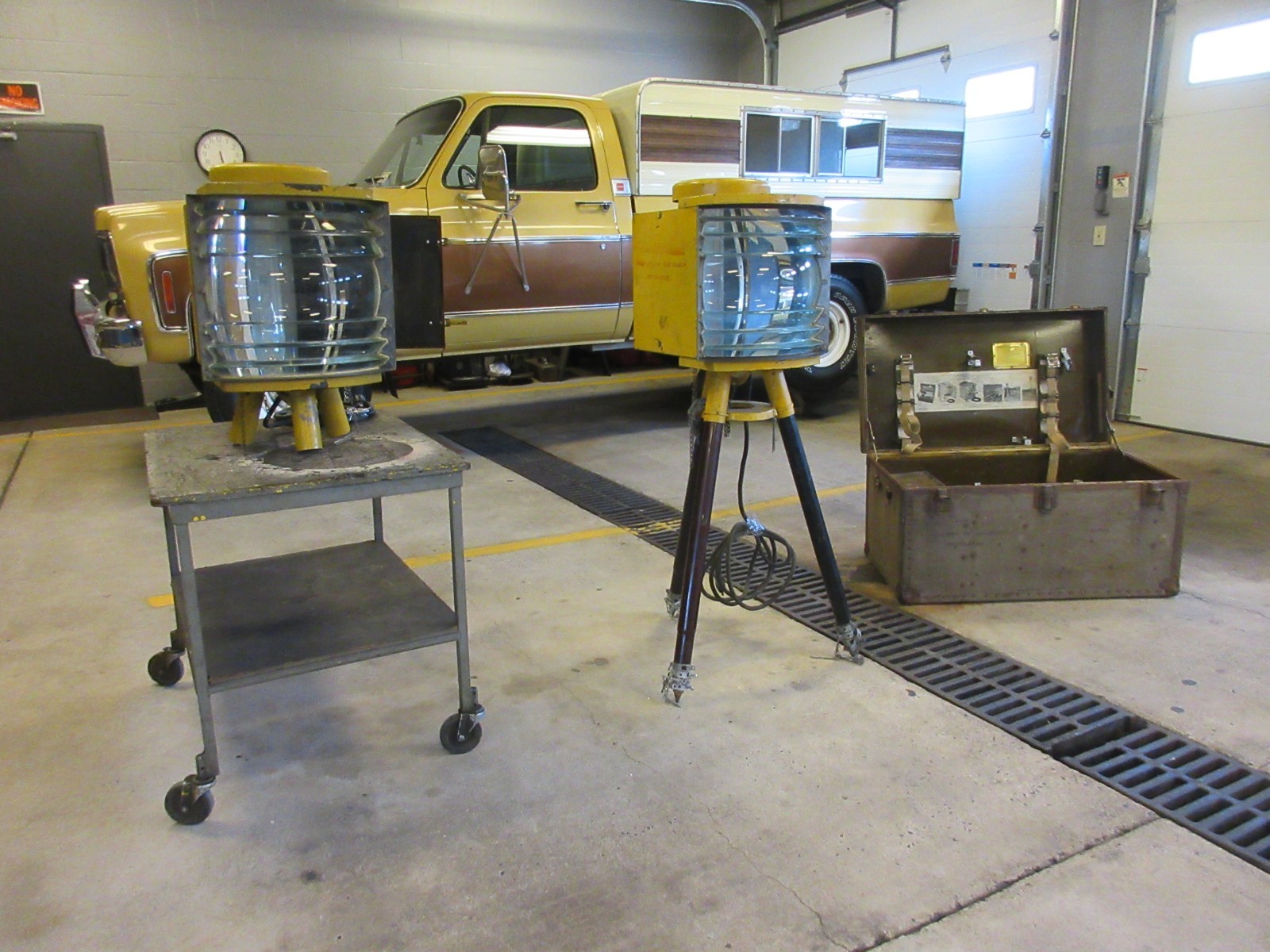 AVIATION AIRFIELD SPOTLIGHTS WW2 TRIPOD TRUNK  SELDOM SEEN "COLLECTOR GRADE"